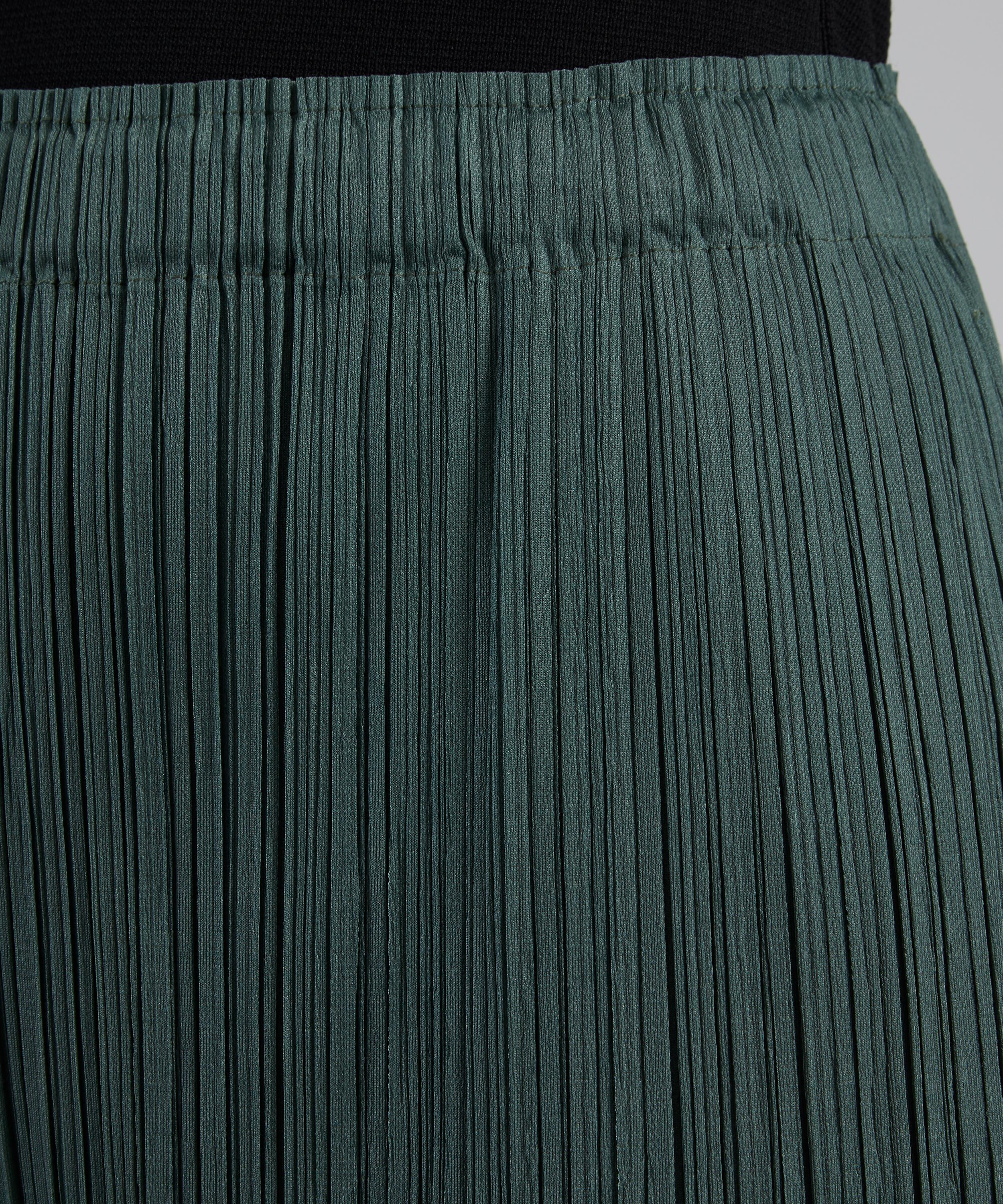 Pleats Please Issey Miyake - MONTHLY COLOURS: JUNE Pleated Shorts  image number 4