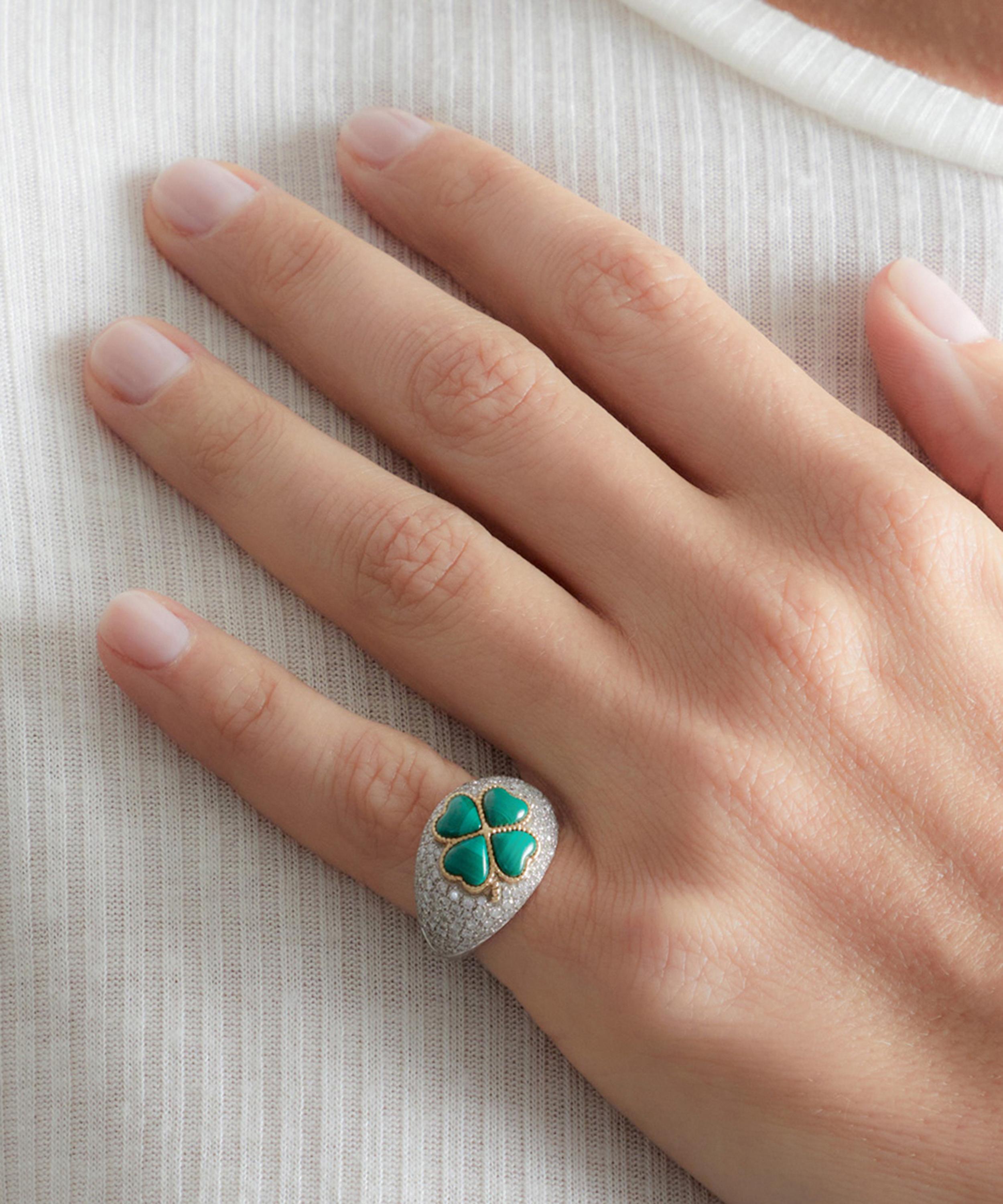 Yvonne Léon - 9ct White Gold Clover Malachite Dome Ring image number 1