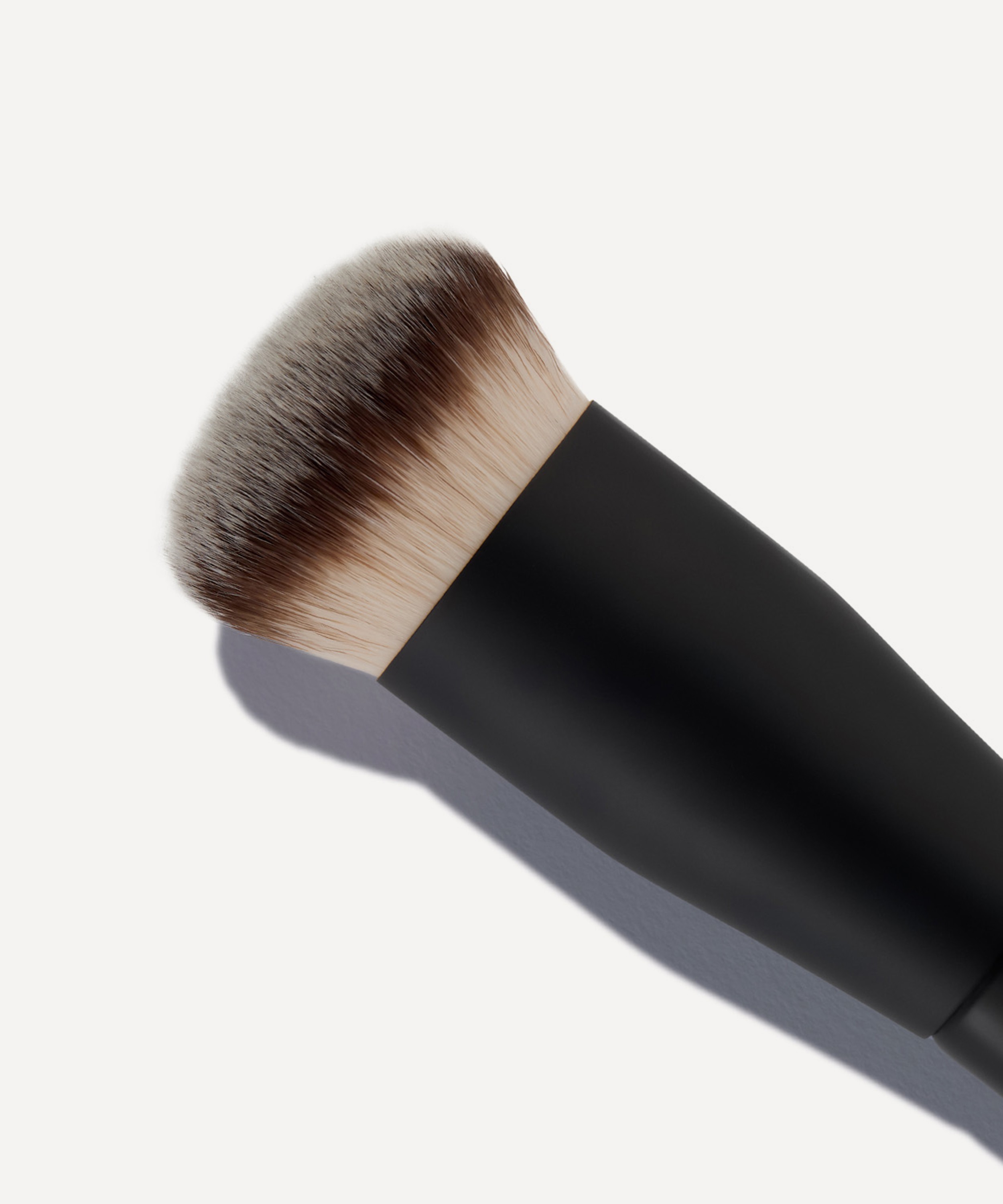 Lisa Eldridge Beauty - Seamless Blend Brush No 2 Face Buffing Brush image number 2