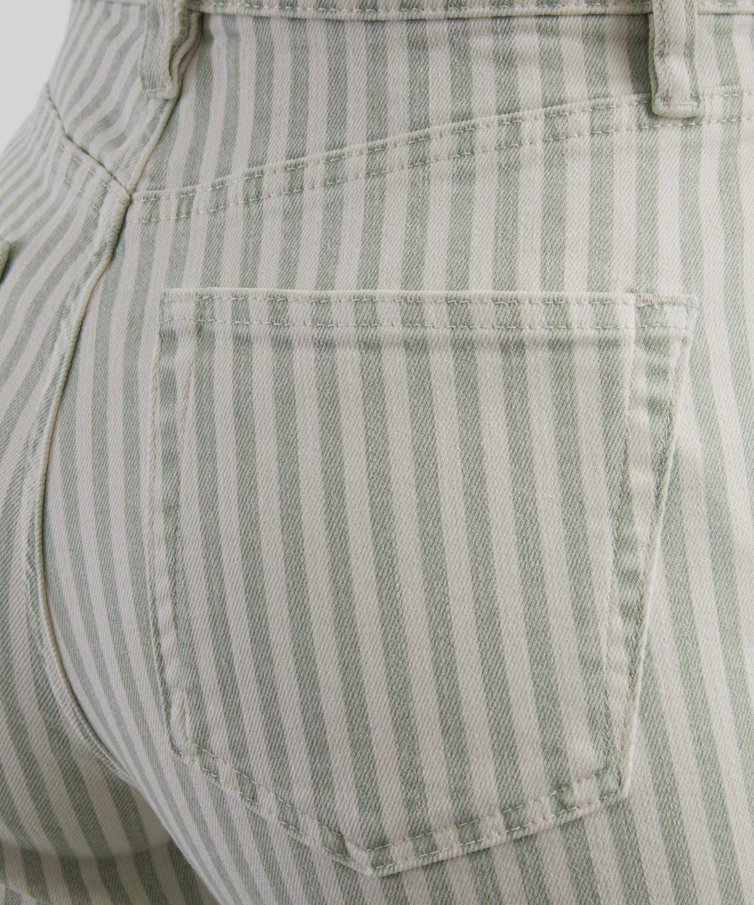 Frame - The Anchor High-Rise Wide Jeans in Seamist Stripe image number 4