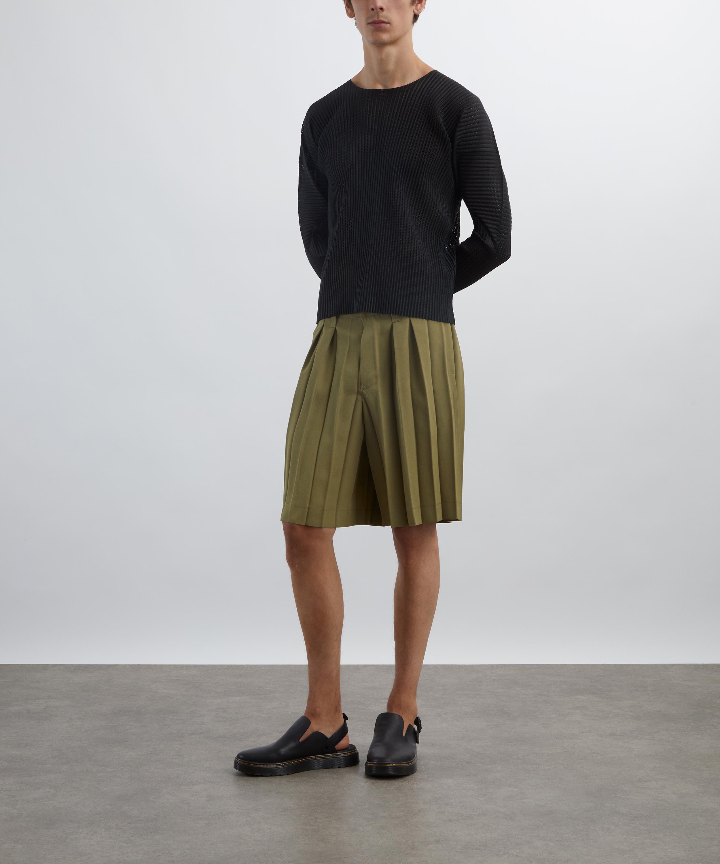 HOMME PLISSÉ ISSEY MIYAKE - EDGE ENSEMBLE Khaki Pleated Shorts image number 1