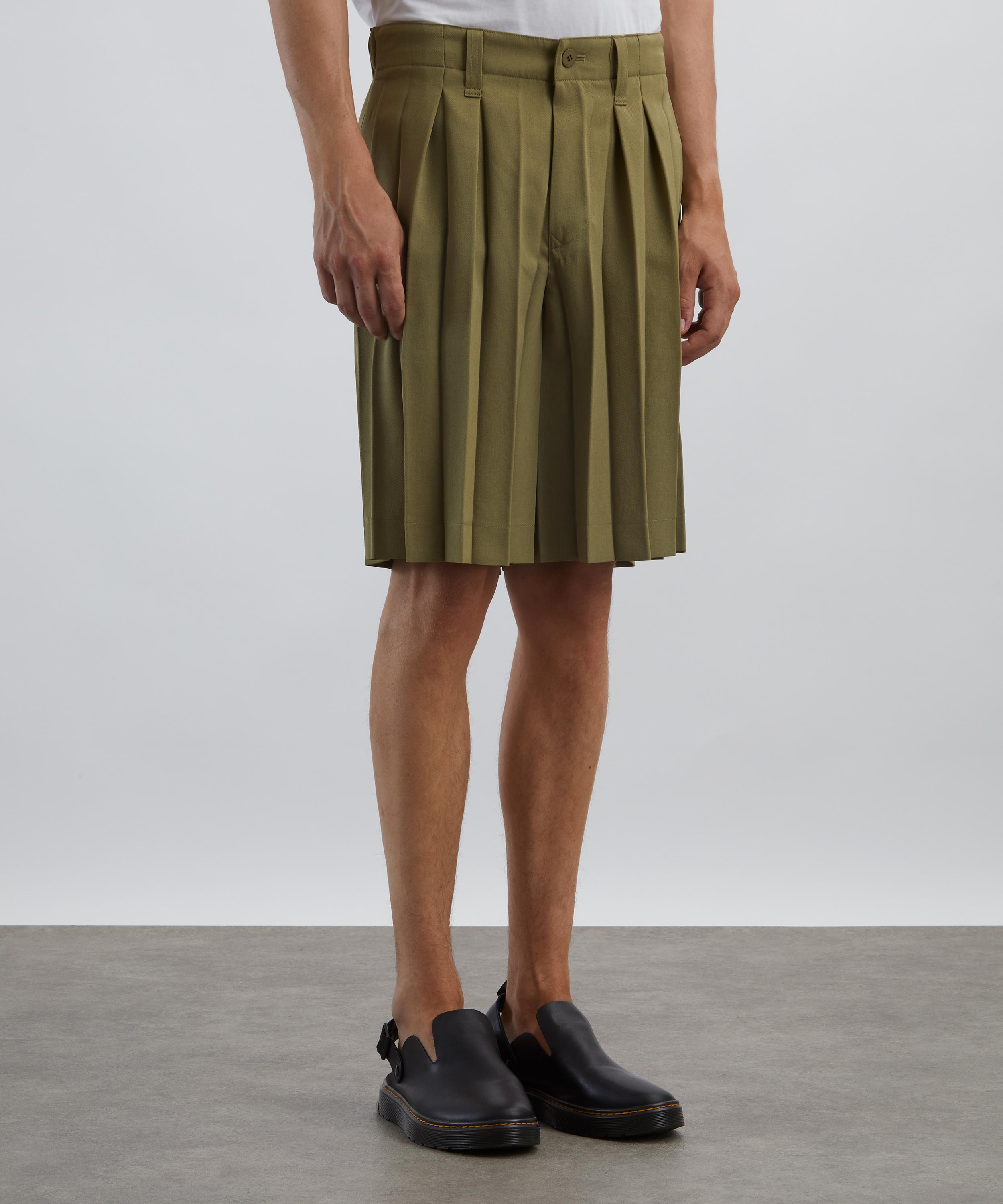 HOMME PLISSÉ ISSEY MIYAKE - EDGE ENSEMBLE Khaki Pleated Shorts image number 2