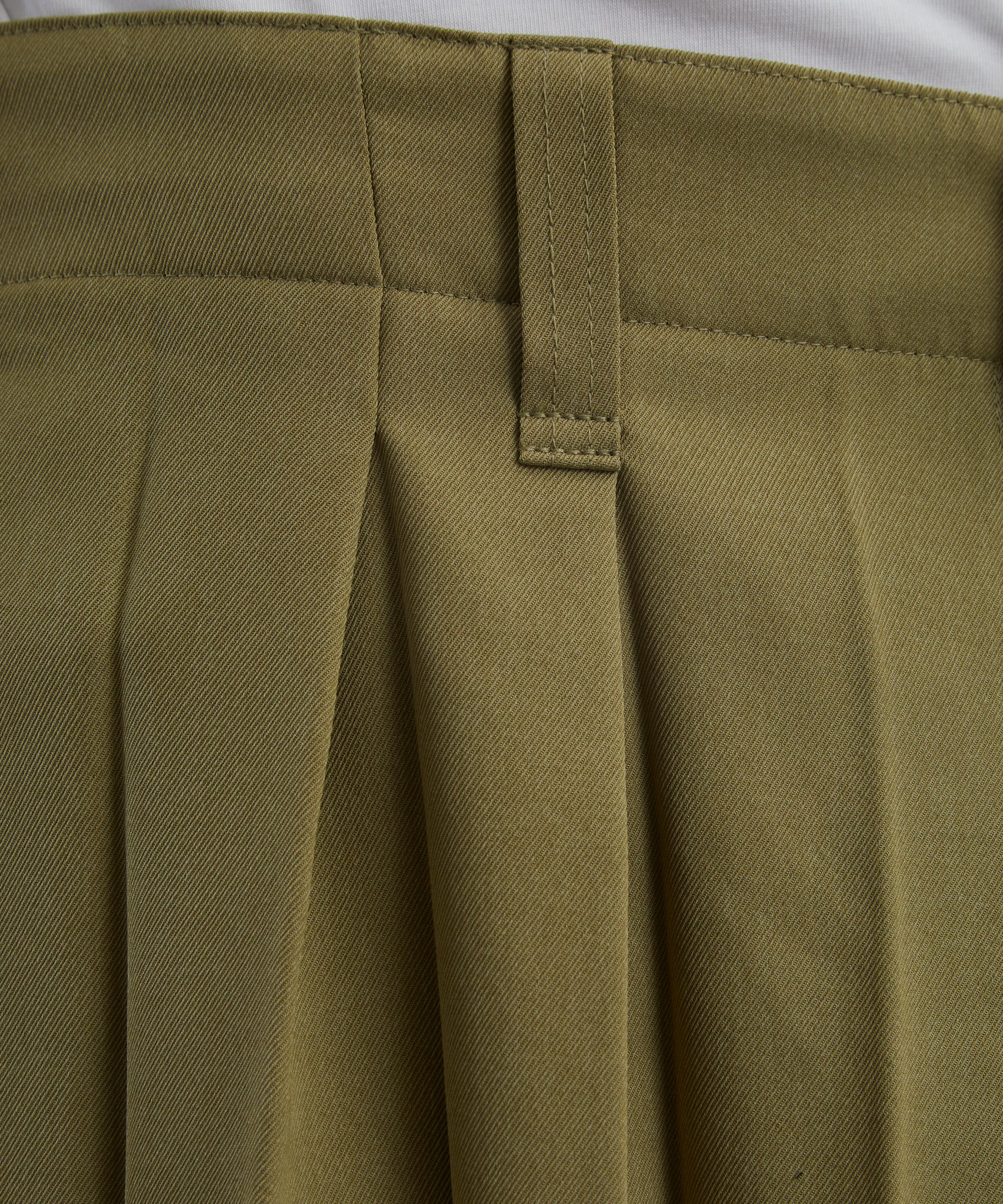 HOMME PLISSÉ ISSEY MIYAKE - EDGE ENSEMBLE Khaki Pleated Shorts image number 4
