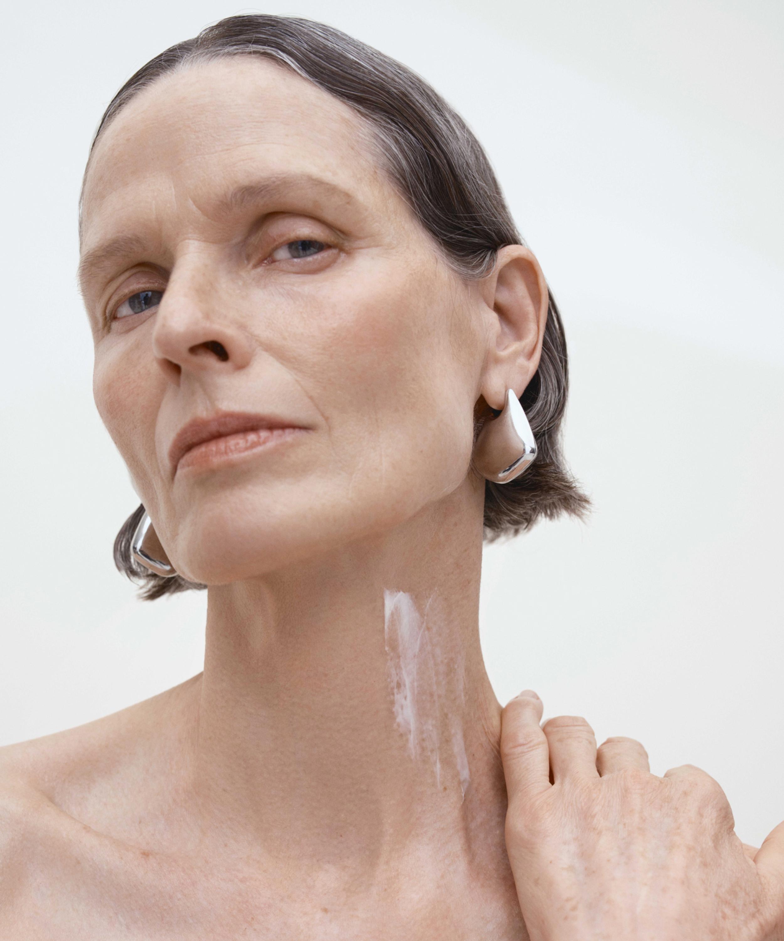U Beauty - The SCULPT Neck and D&eacute;collet&eacute; Concentrate 50ml image number 6
