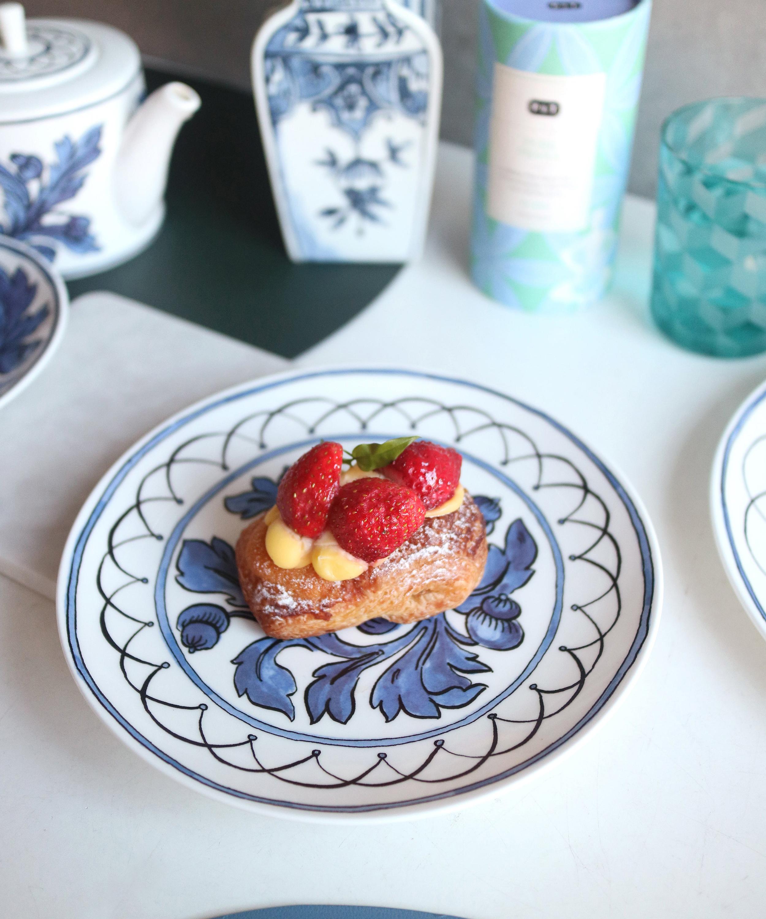 Twig New York - Heritage Blue Bird Salad Plate image number 1