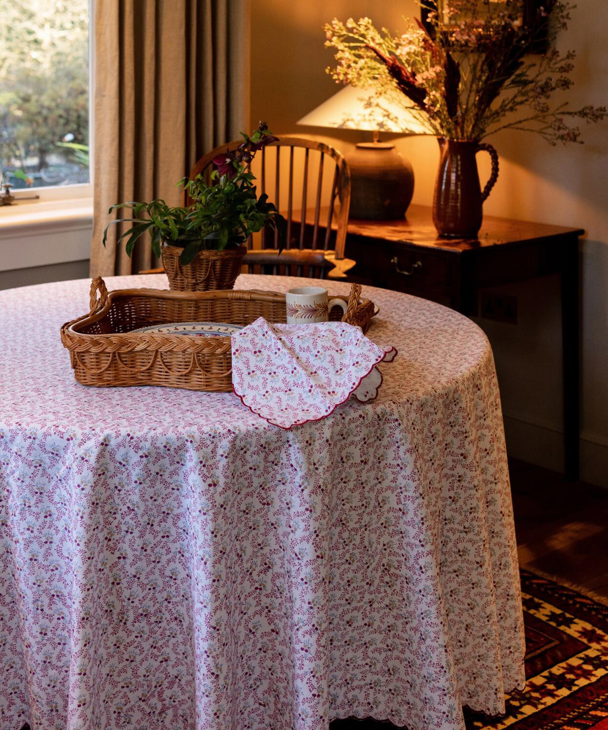 Sharland England - Little Flower 228cm Round Tablecloth image number 1