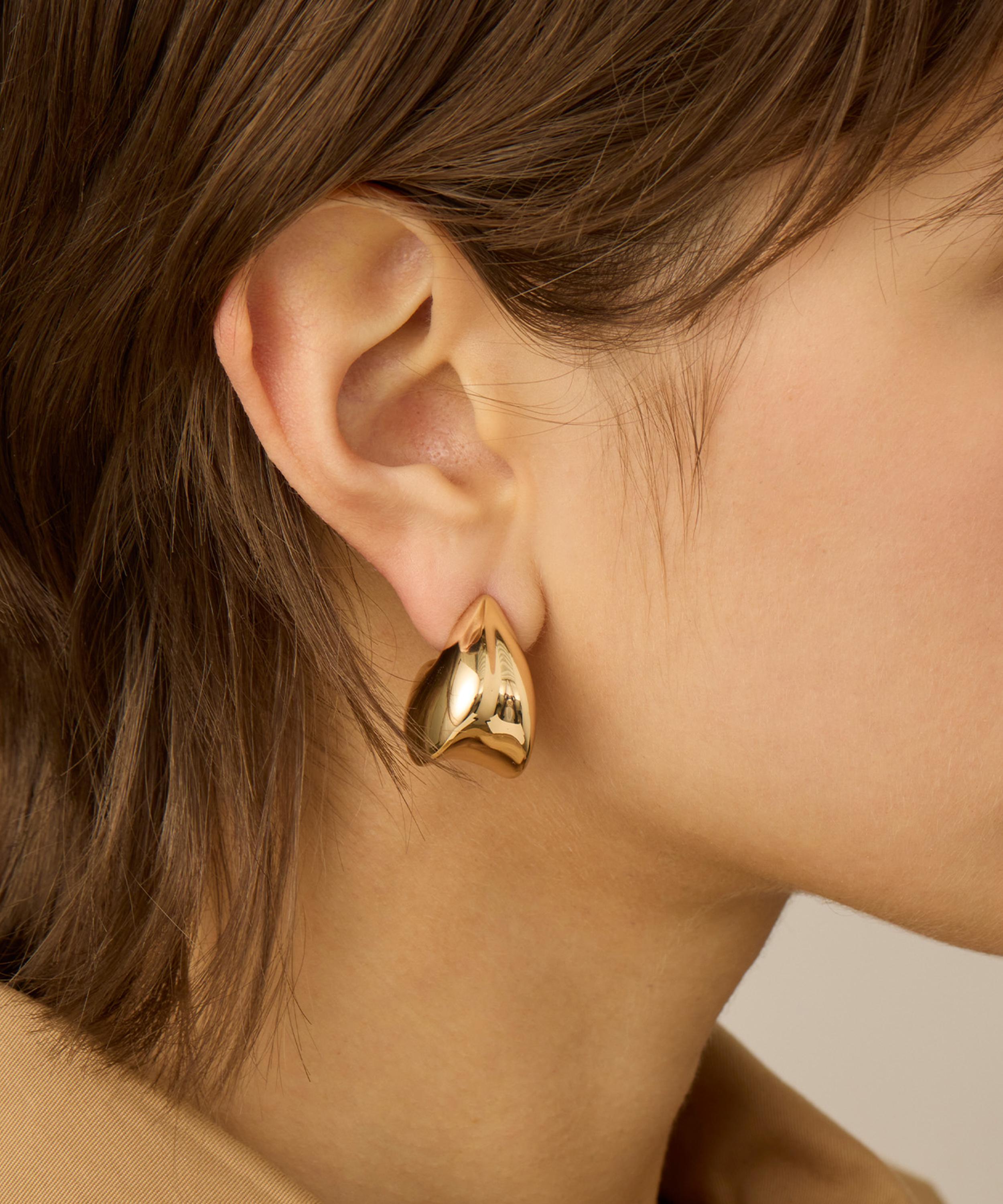 JENNY BIRD - Gold-Plated Nouveaux Puff Hoop Earrings image number 3