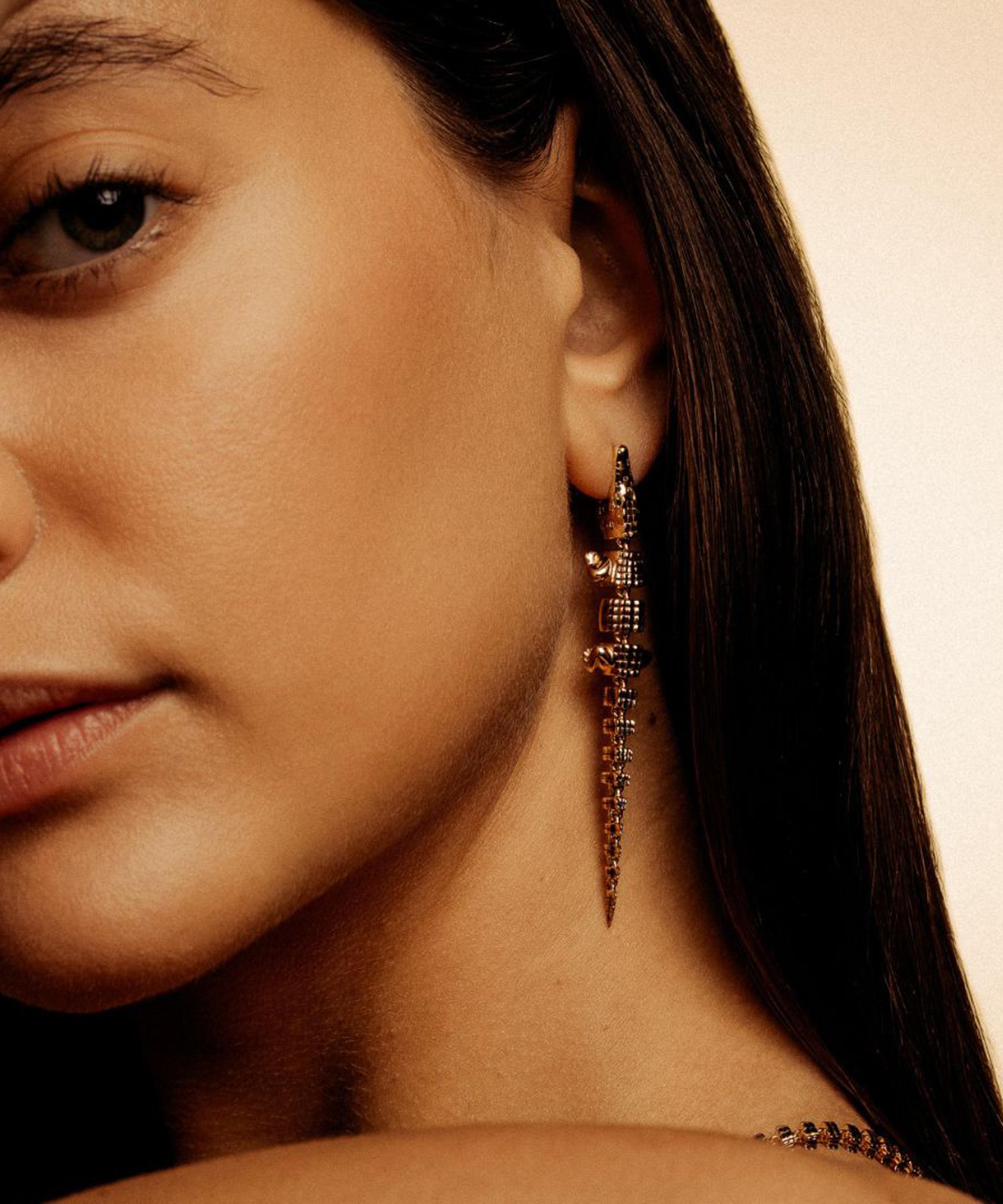 Bibi van der Velden - 18ct Gold Alligator Vertebrae Bite Drop Earring image number 1