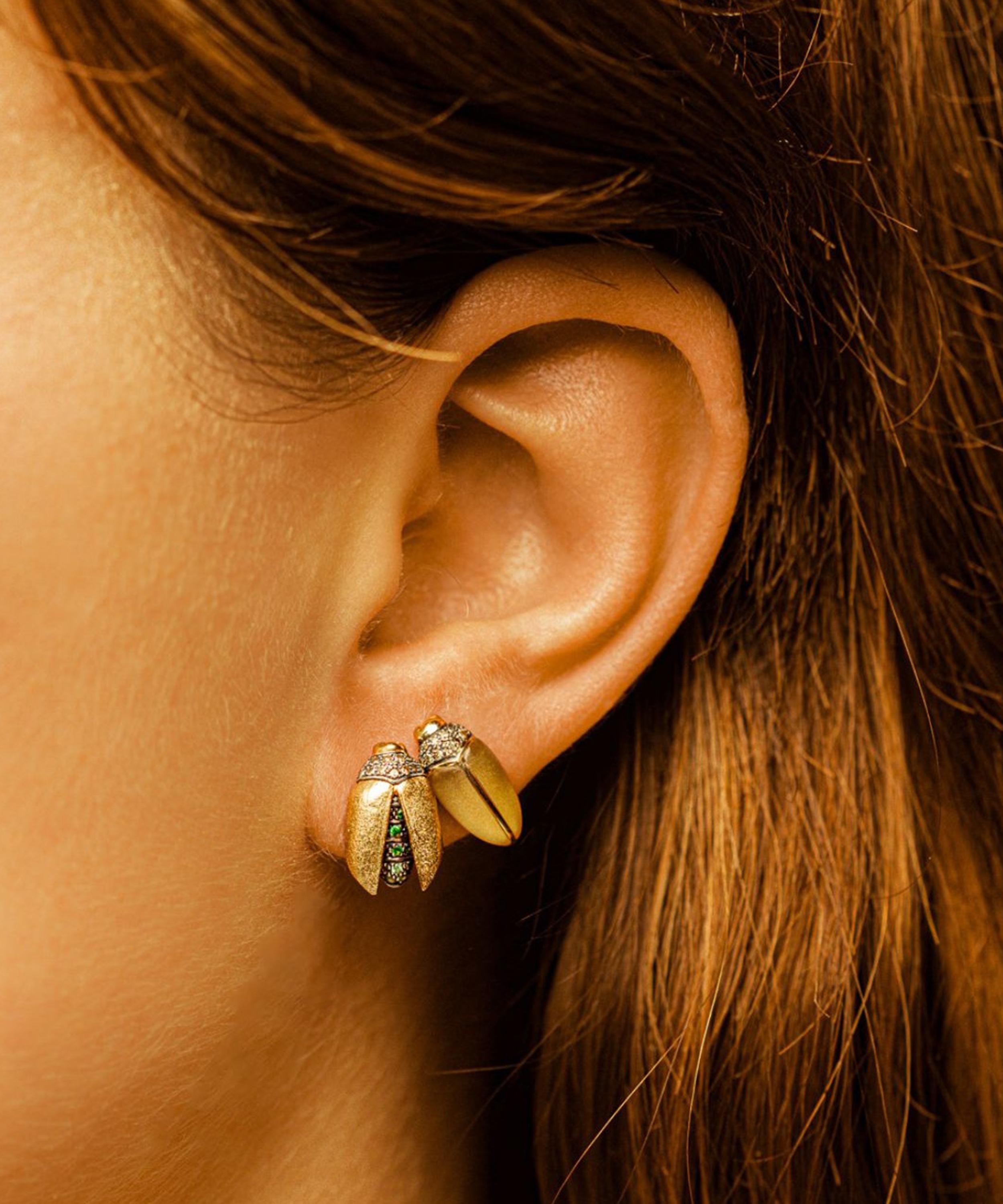 Bibi van der Velden - 18ct Gold Mini Scarab Fly Wing Stud Earring image number 1