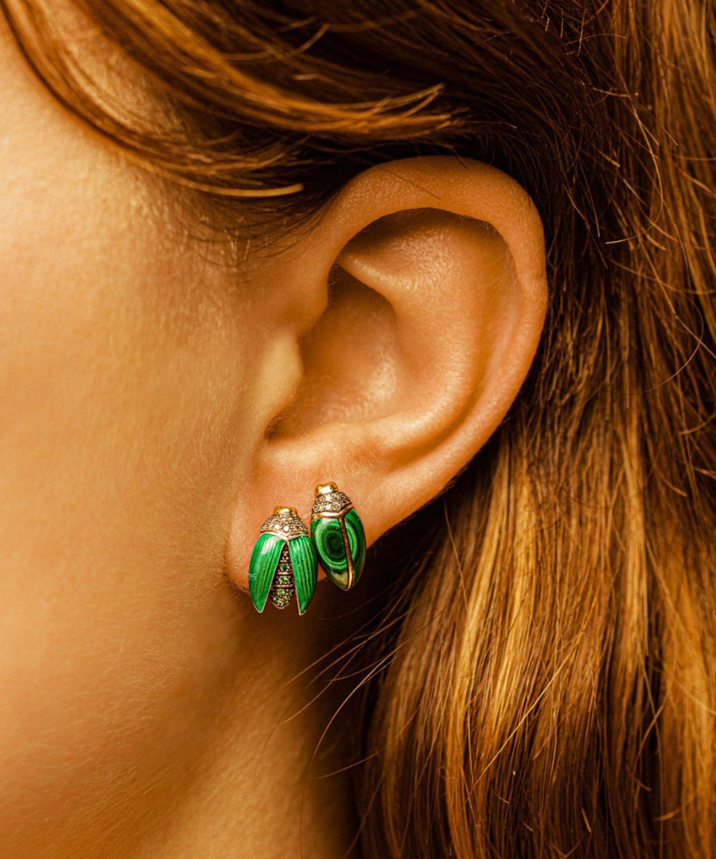 Bibi van der Velden - 18ct Gold Mini Scarab Green Enamel Fly Wing Stud Earring image number 1