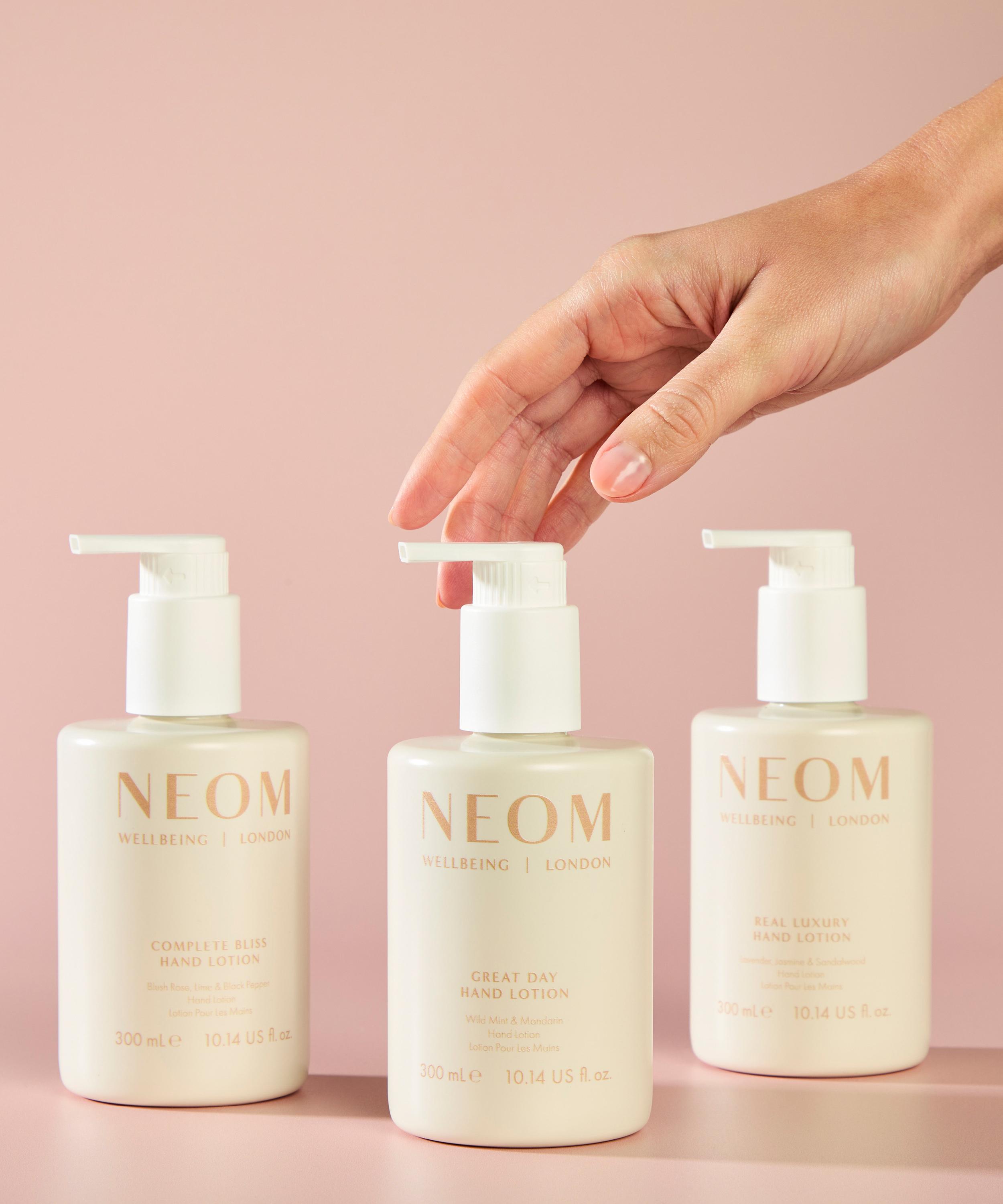 NEOM Wellbeing London - Great Day Hand Lotion 300ml image number 3