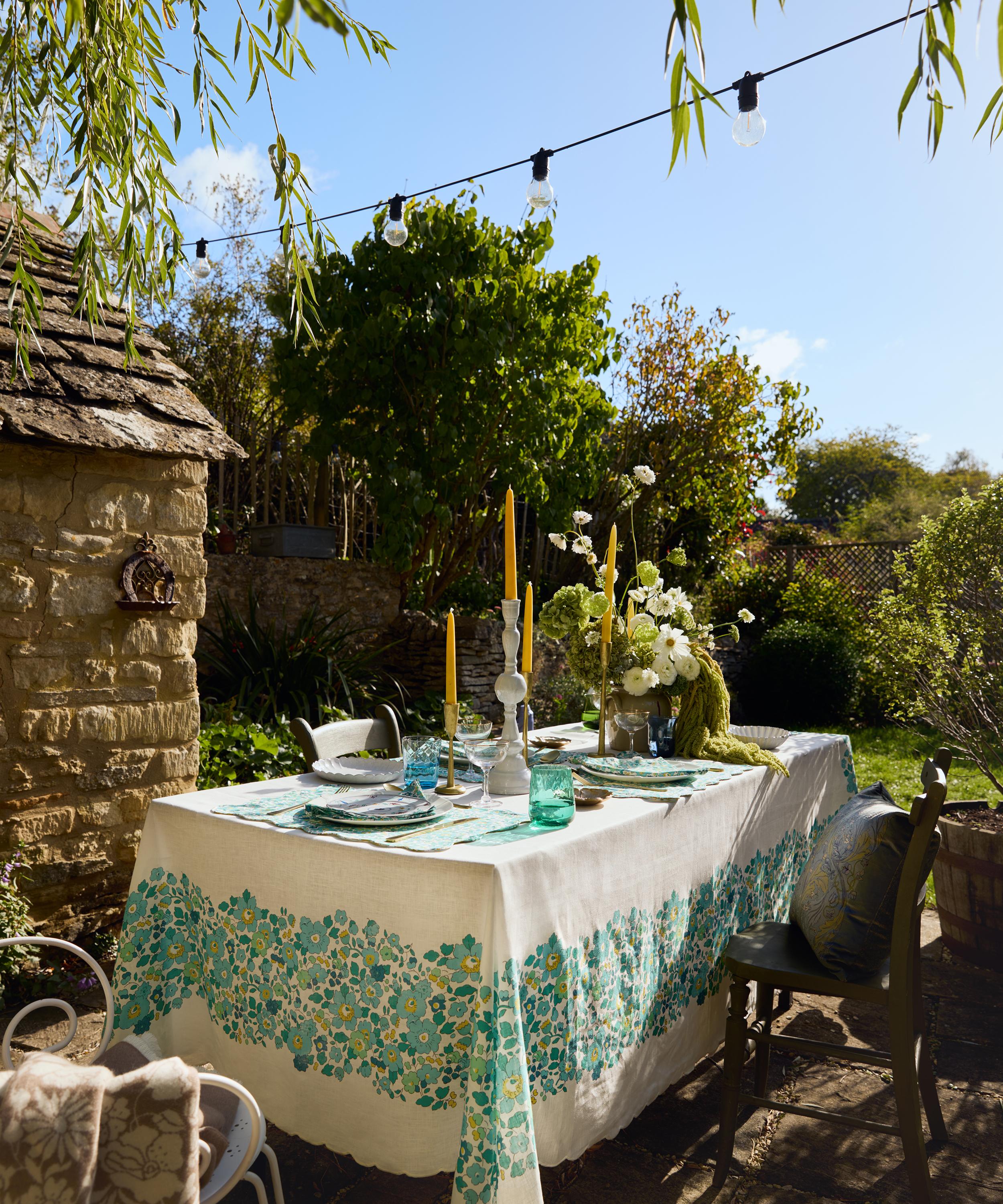 Liberty - Betsy Scalloped Hem 165cm x 250cm Tablecloth image number 1