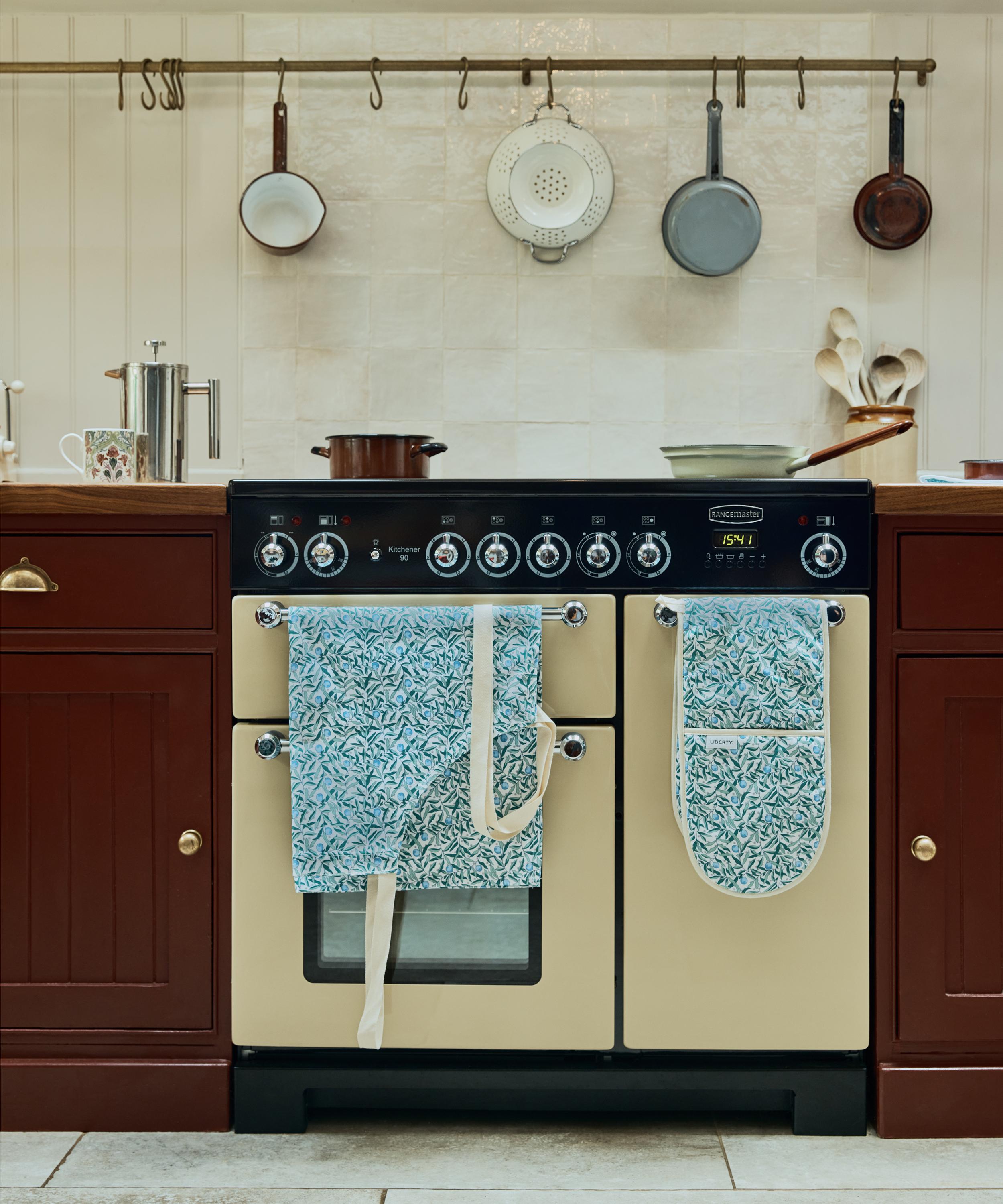 Liberty - Joyous Juniper Double Oven Mitt image number 1