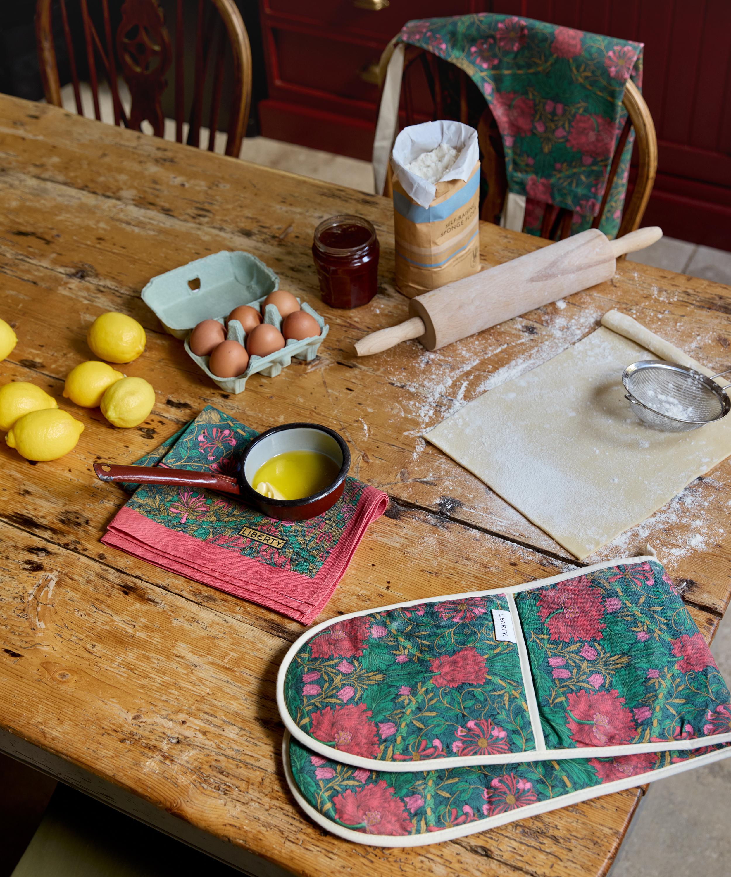 Liberty - March Sparkle Apron image number 1