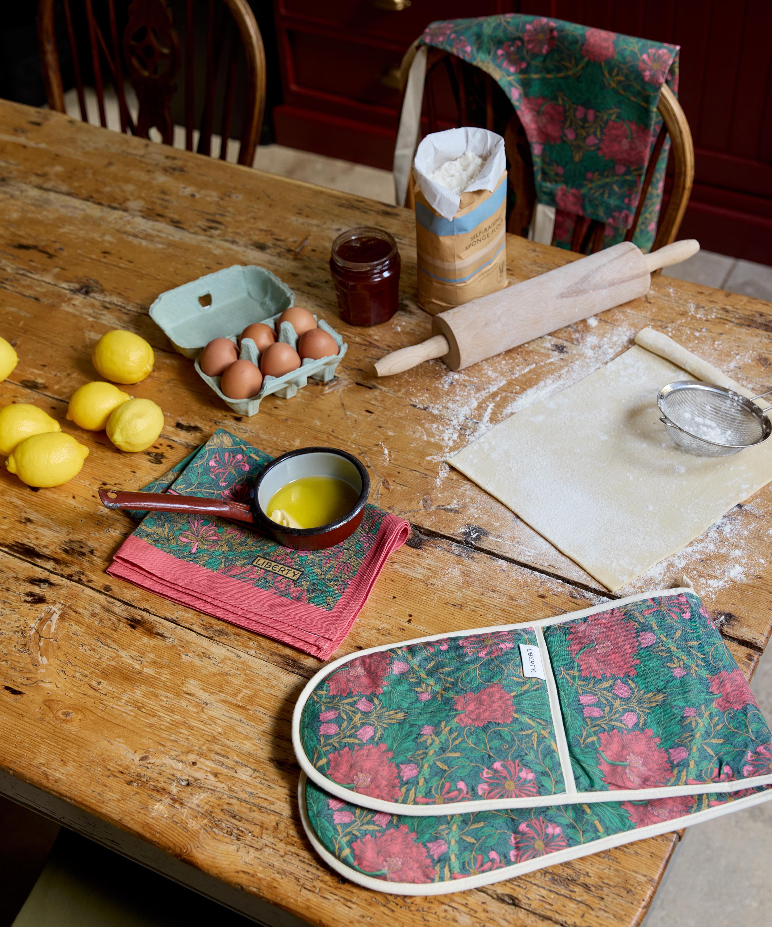 Liberty - March Sparkle Double Oven Mitt image number 1