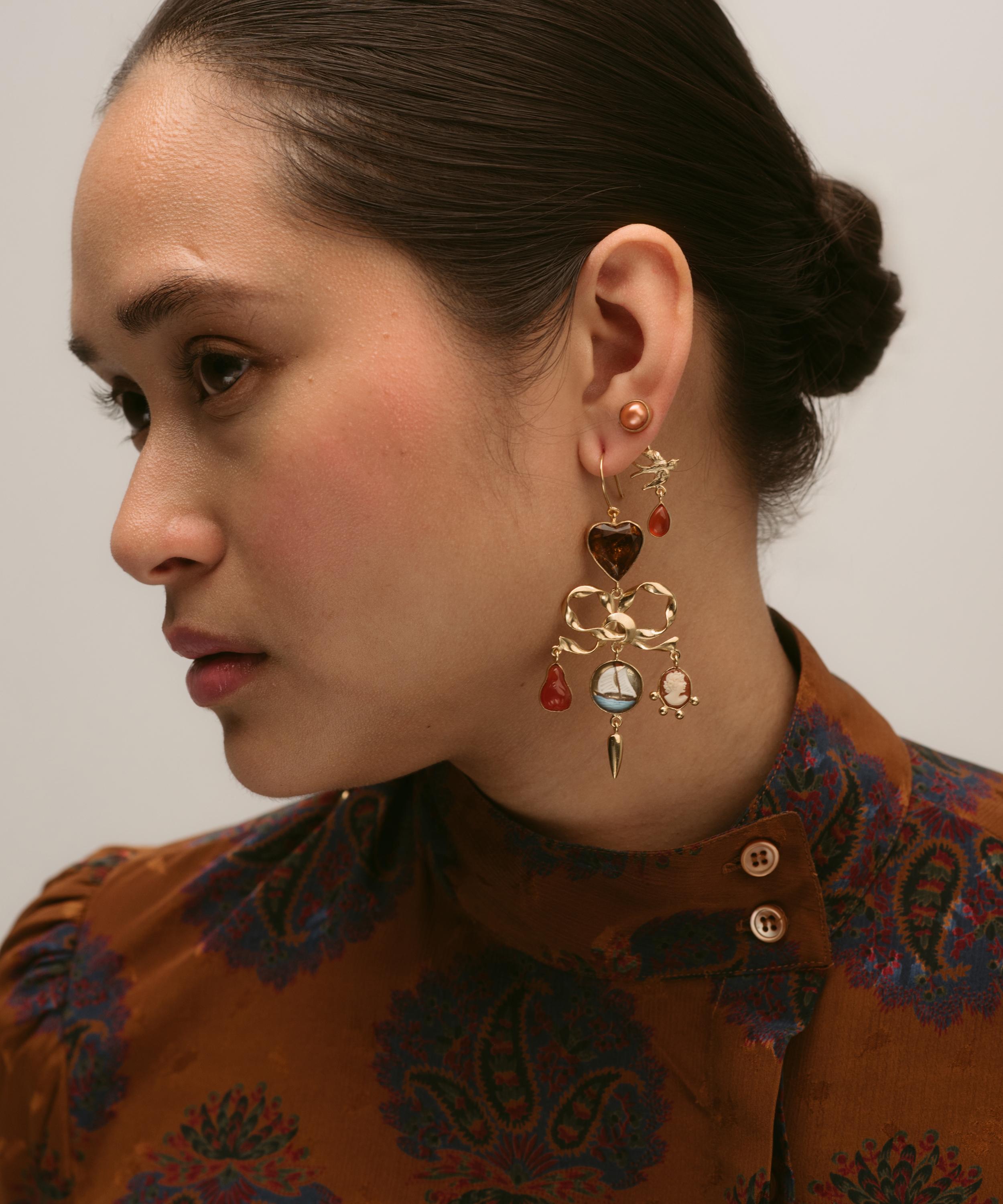 Grainne Morton - 18ct Gold-Plated Bow Charm Balance Drop Earrings image number 1