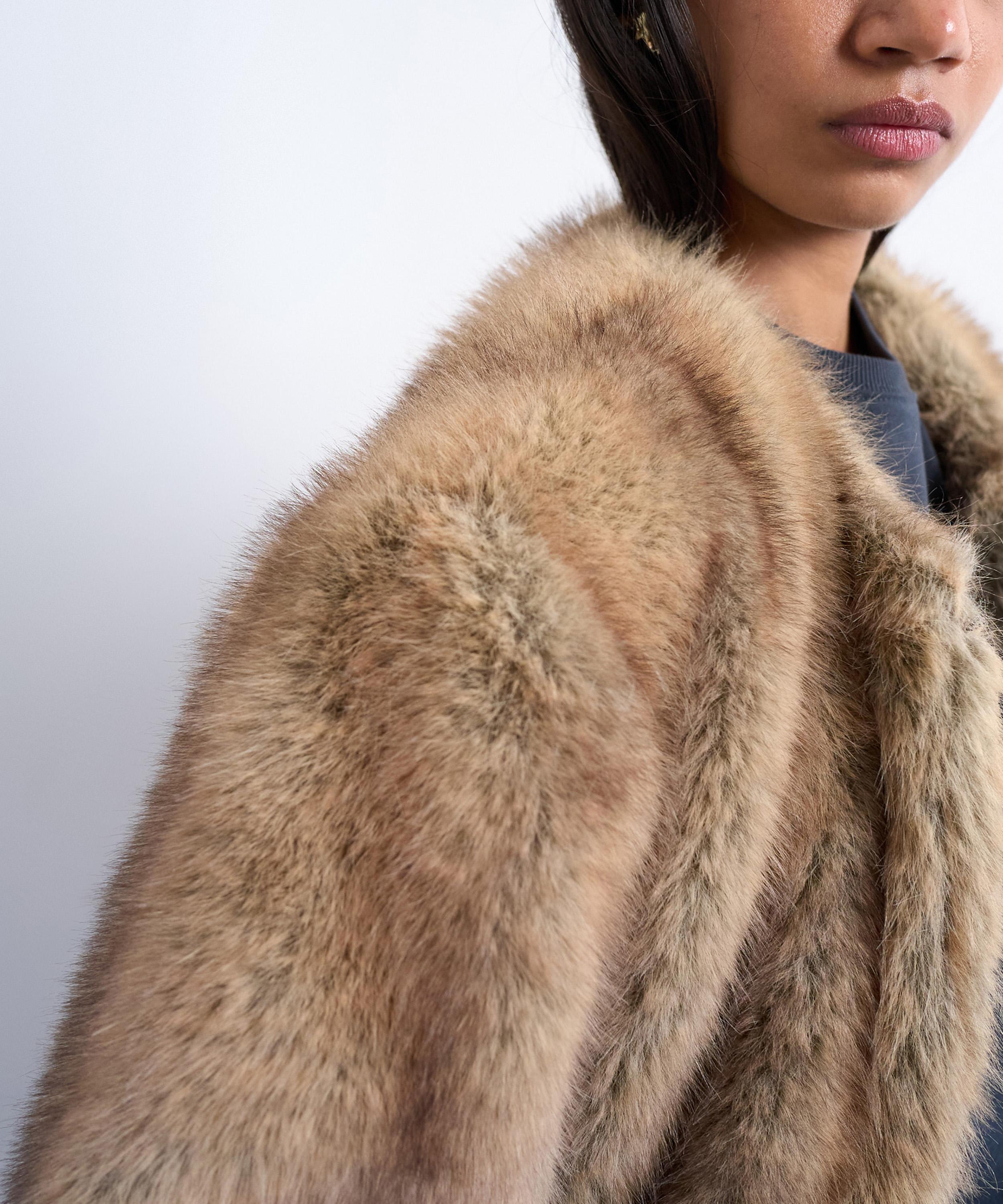 TOPSHOP - White Stripe Faux Fur Collarless Mid-Length Coat image number 3