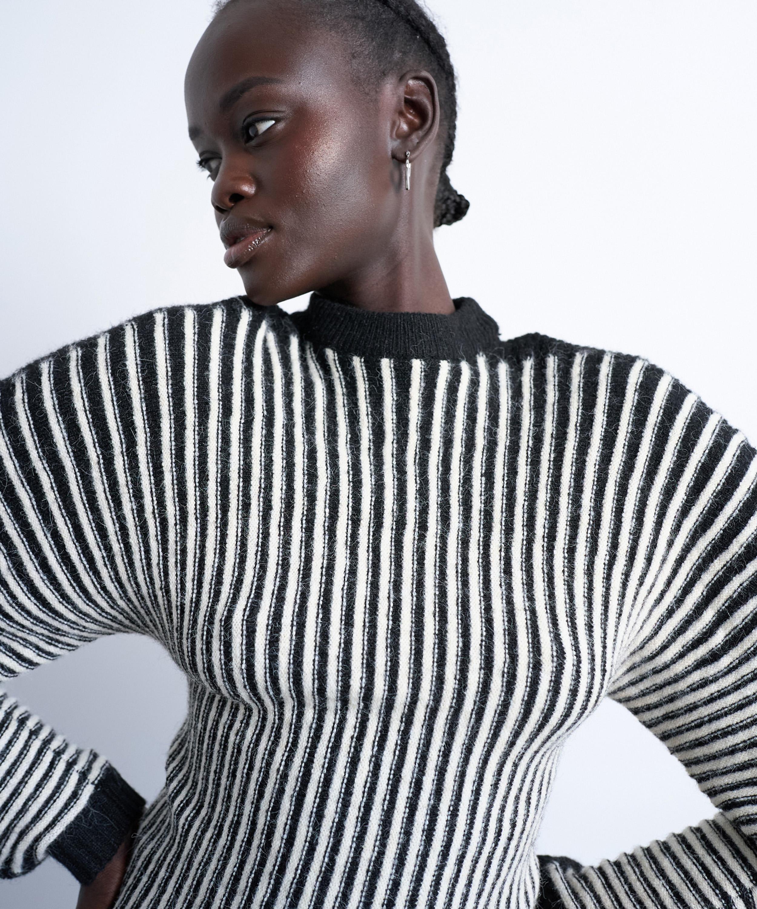 TOPSHOP - Black and White Cocoon Pleated Ribbed Jumper image number 3