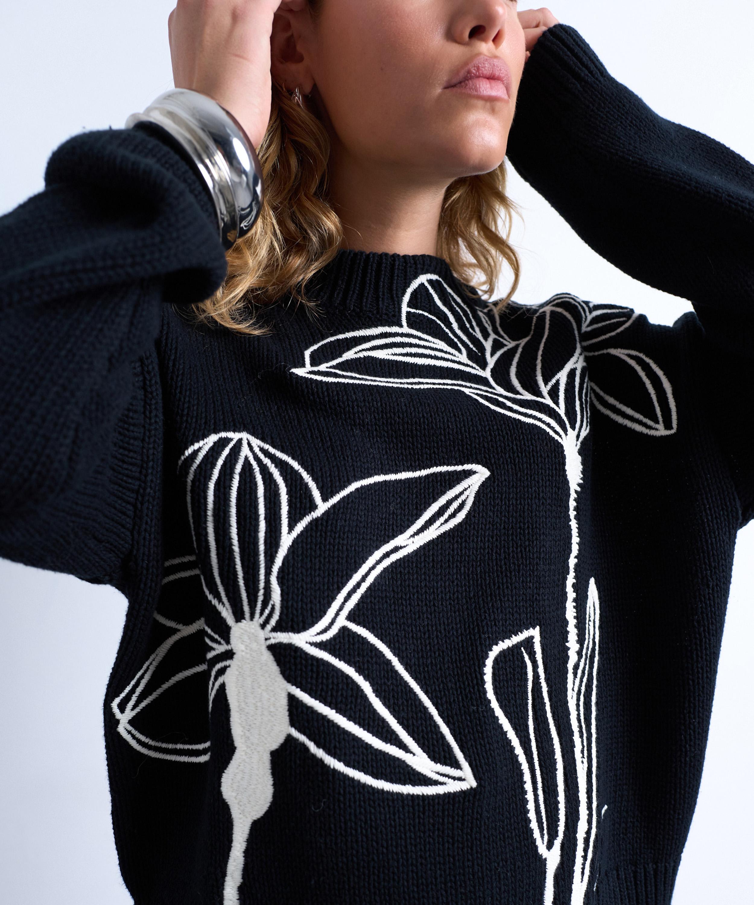 TOPSHOP - Knitted Embroidered Floral Jumper image number 2