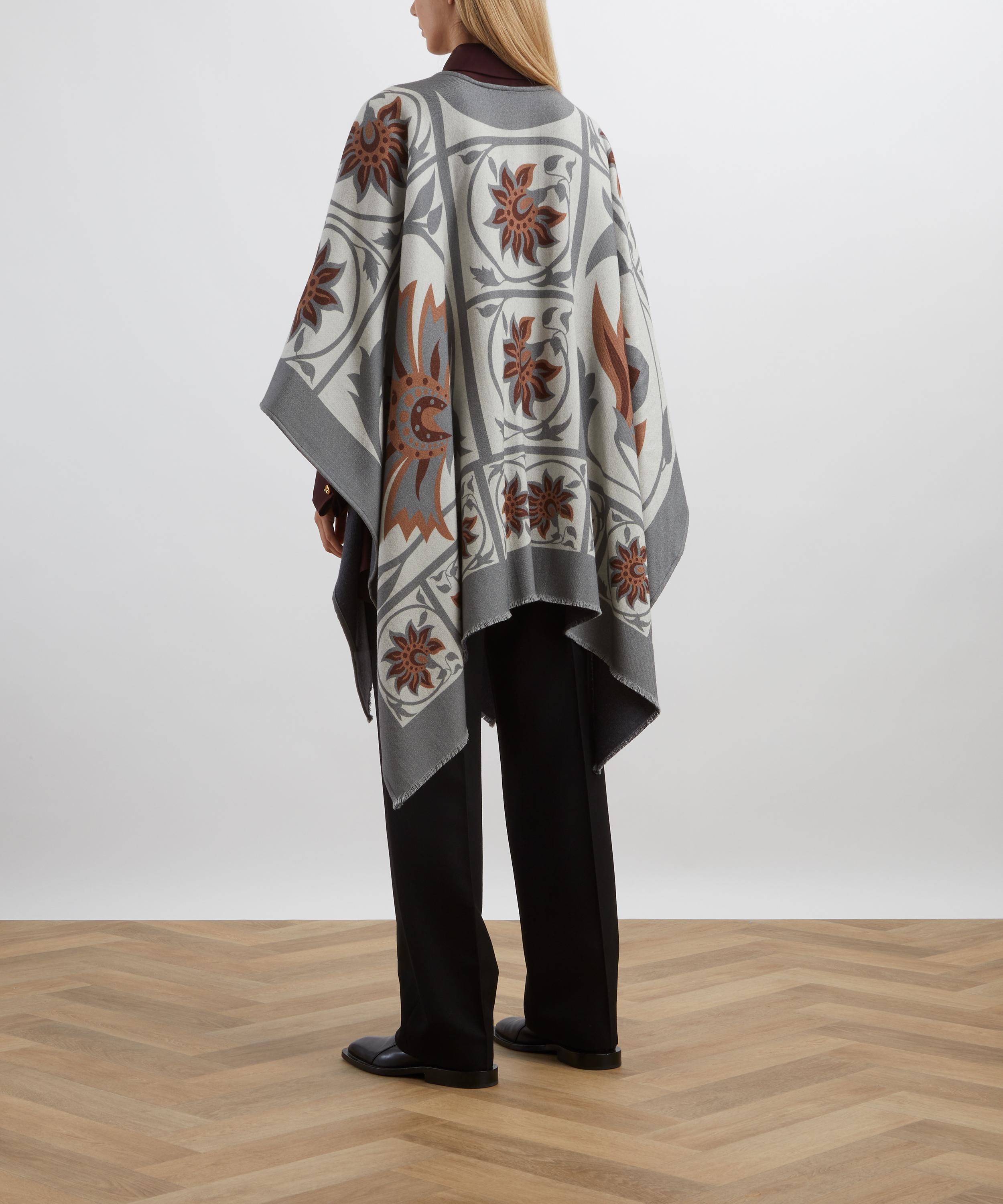 Liberty - Tudor Floral 160X140 Wool Cape image number 3