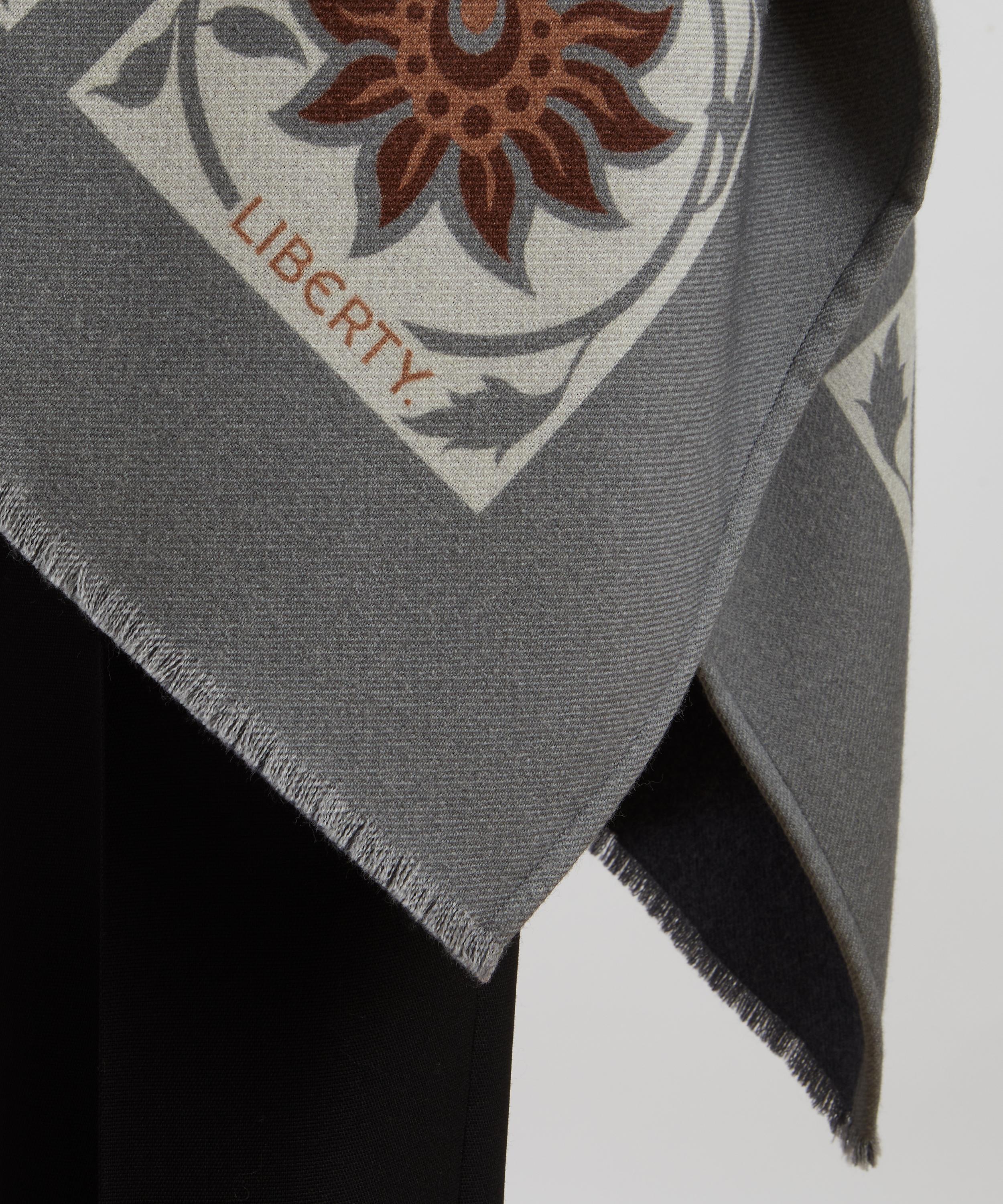 Liberty - Tudor Floral 160X140 Wool Cape image number 4