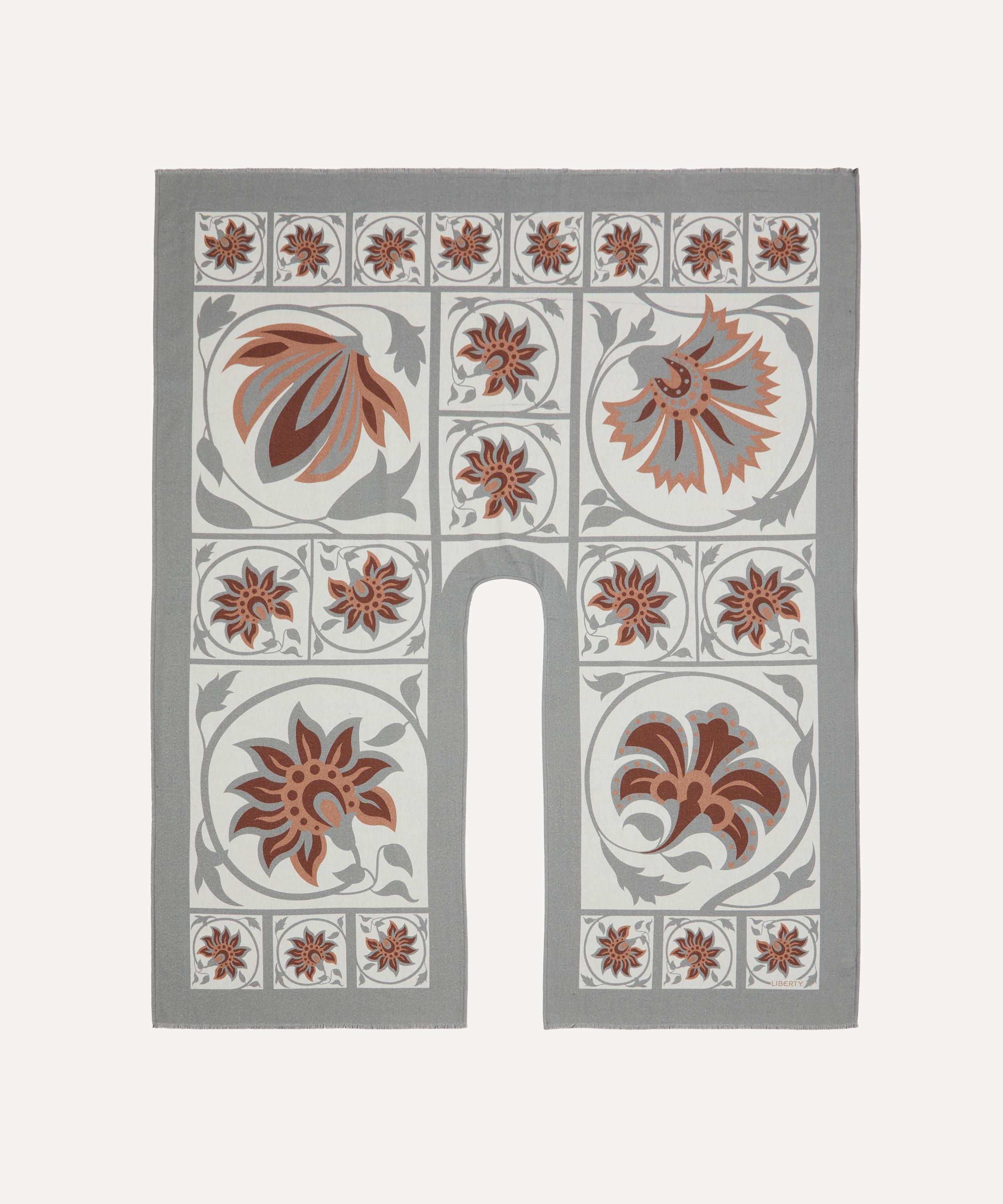 Liberty - Tudor Floral 160X140 Wool Cape image number 5