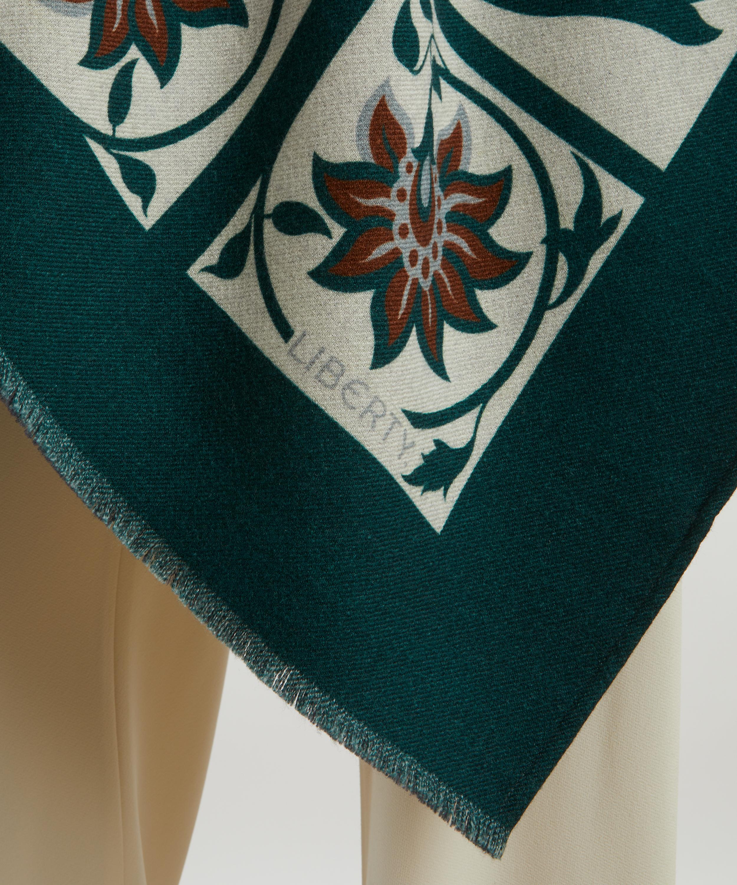 Liberty - Tudor Floral 160X140 Wool Cape image number 4
