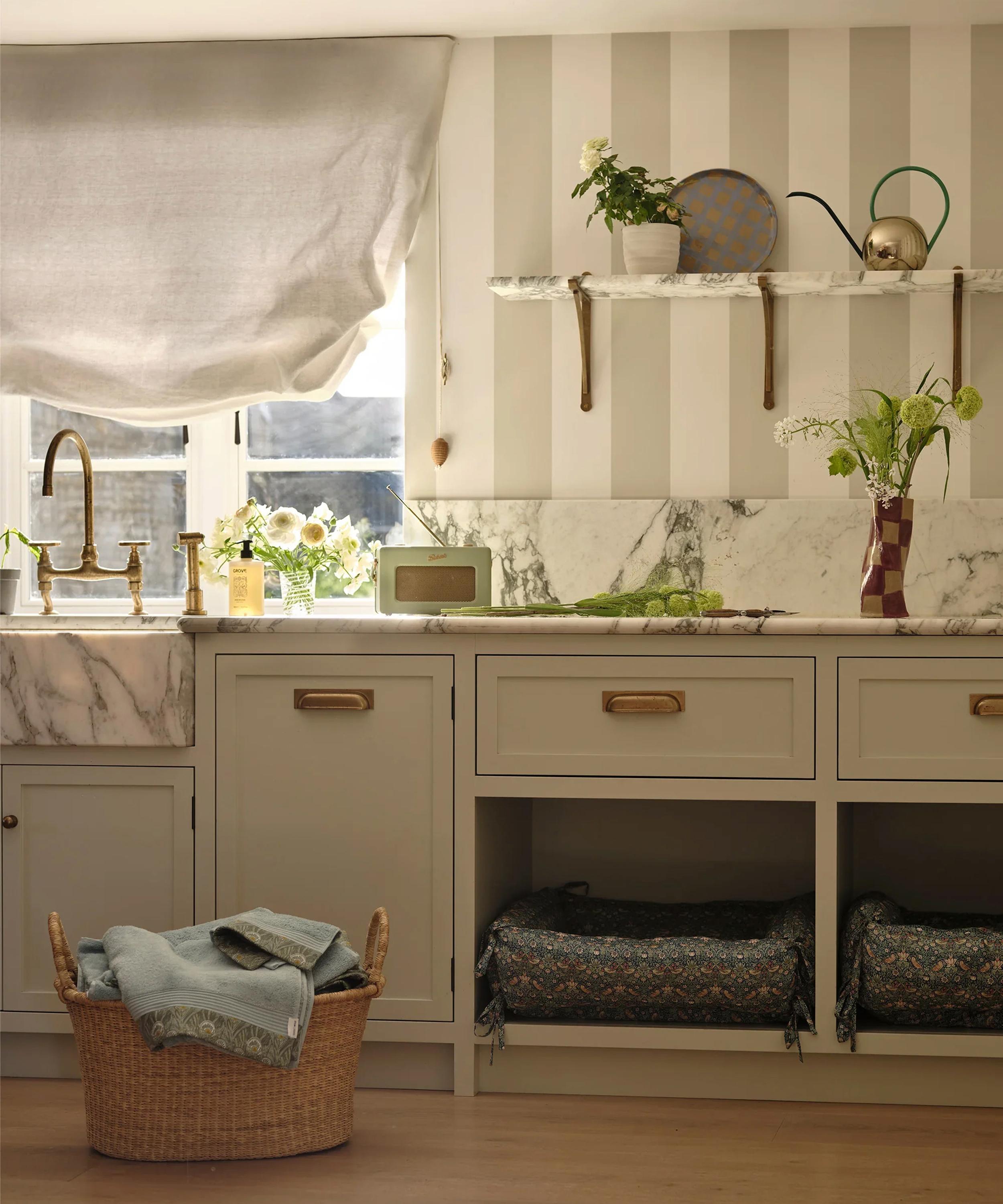 Coco & Wolf - Queen Hera Border Edge Bath Towel image number 1