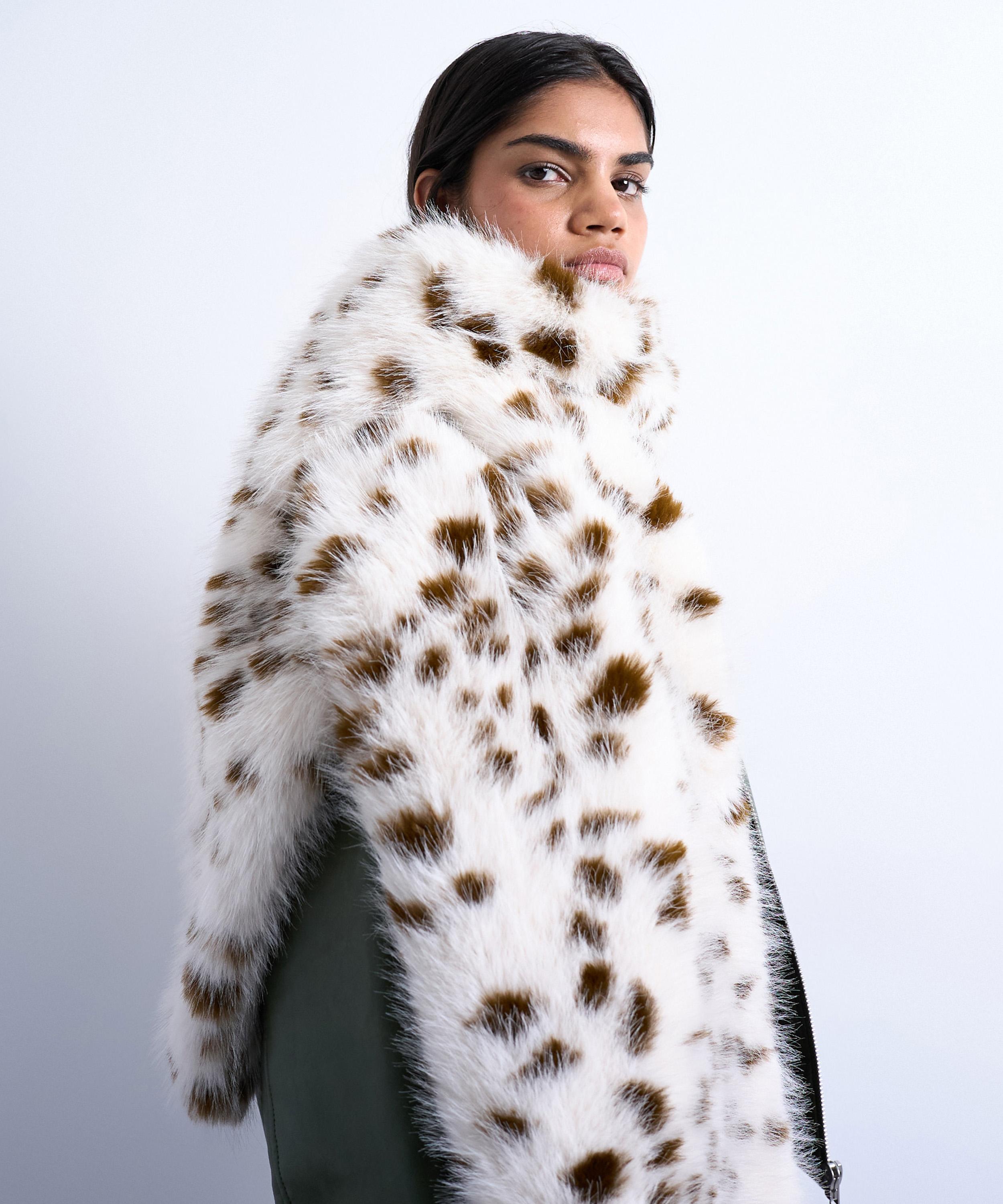 TOPSHOP - Sophie Dalmation Faux-Fur Scarf image number 1