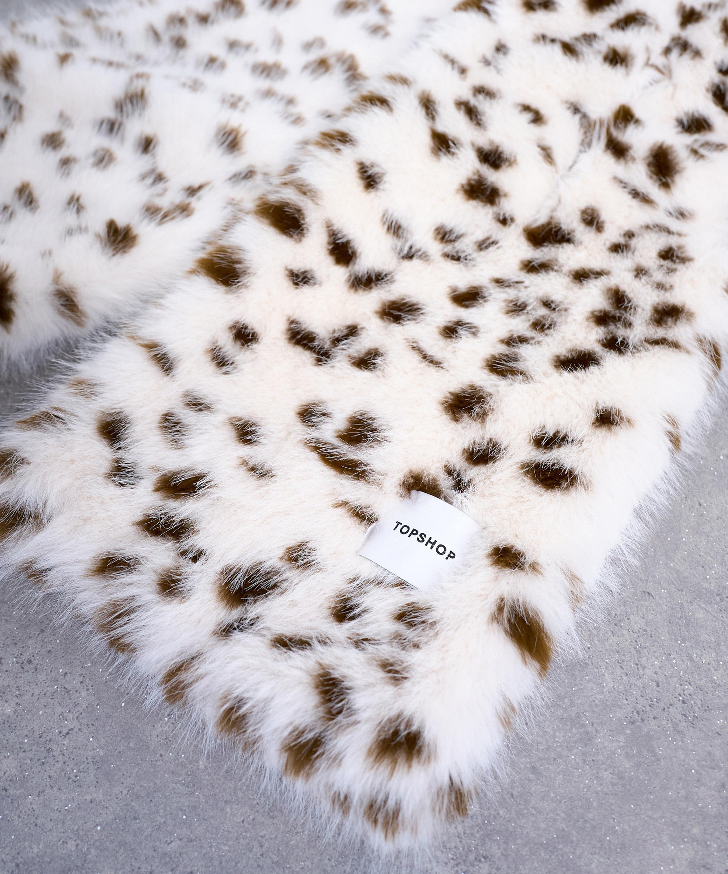 TOPSHOP - Sophie Dalmation Faux-Fur Scarf image number 2