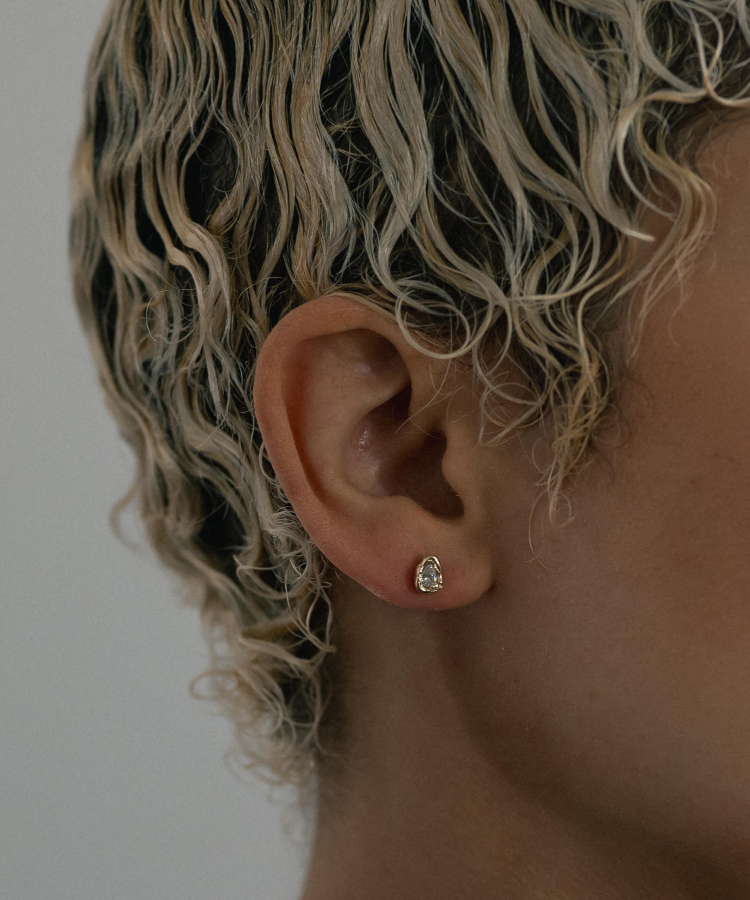 Ellis Mhairi Cameron - 14ct Gold X Pear Diamond Stud Earrings image number 1