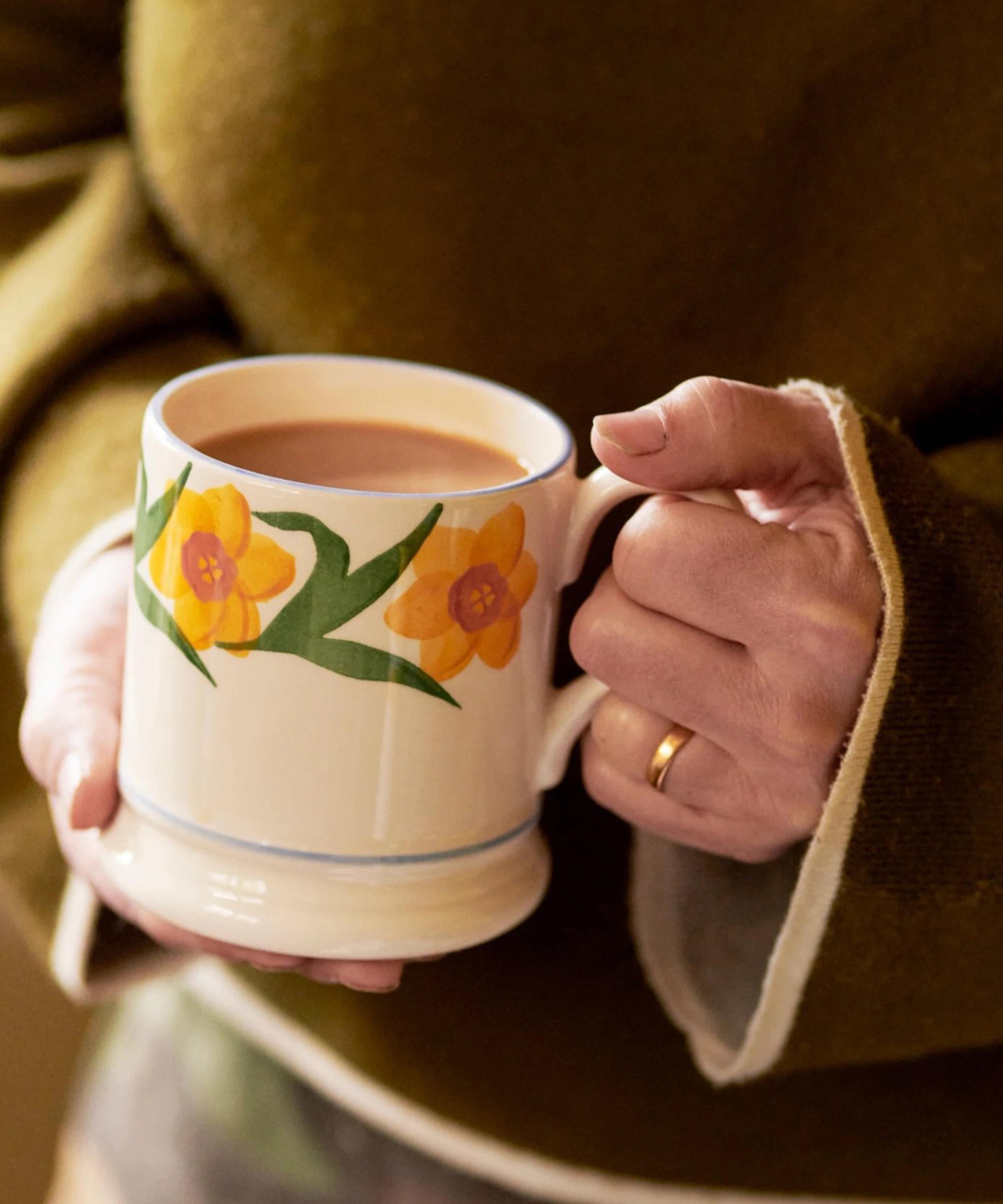 Emma Bridgewater - Windblown Daffodils Half-Pint Mug image number 3