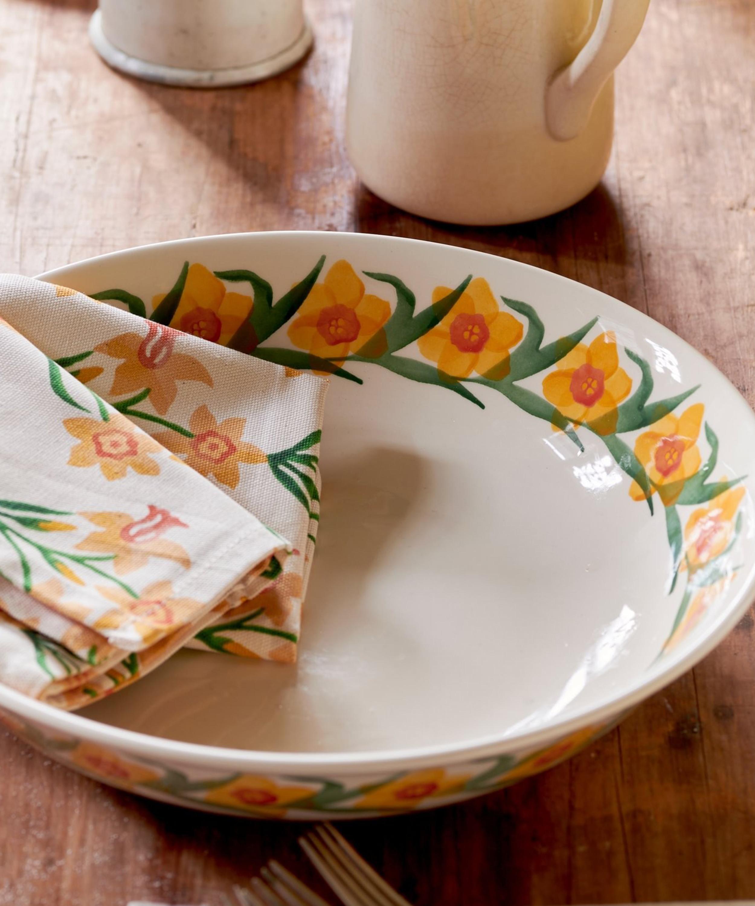 Emma Bridgewater - Windblown Daffodils Medium Dish image number 2