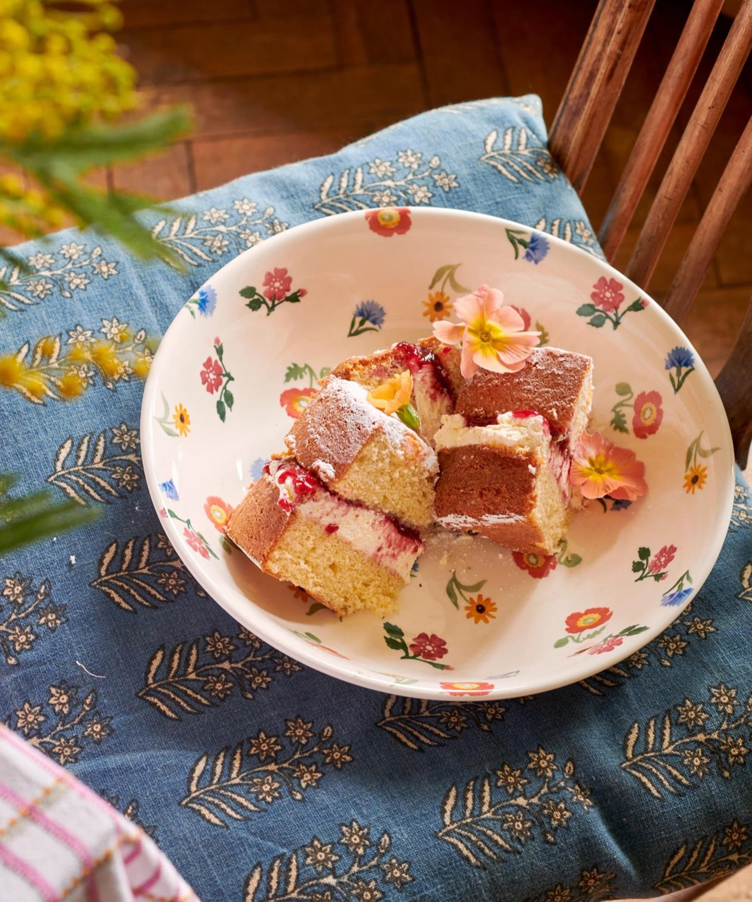 Emma Bridgewater - Poppies and Pinks Medium Dish image number 3