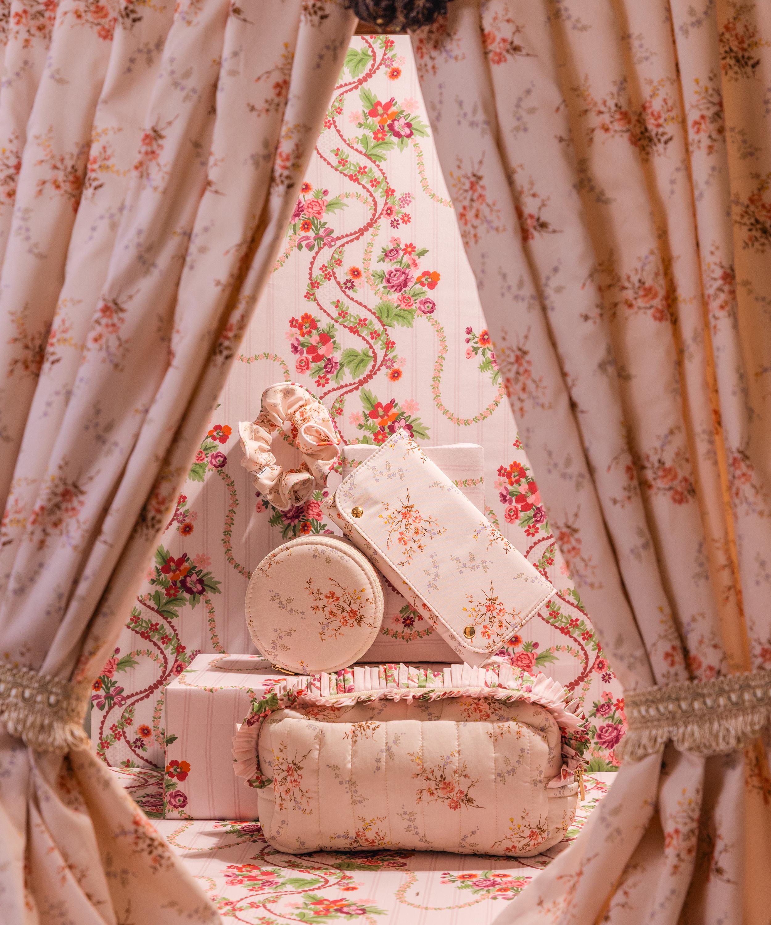 Bon Dep - Garden Blooms Tana Lawn&trade; Cotton Jewellery Roll image number 1