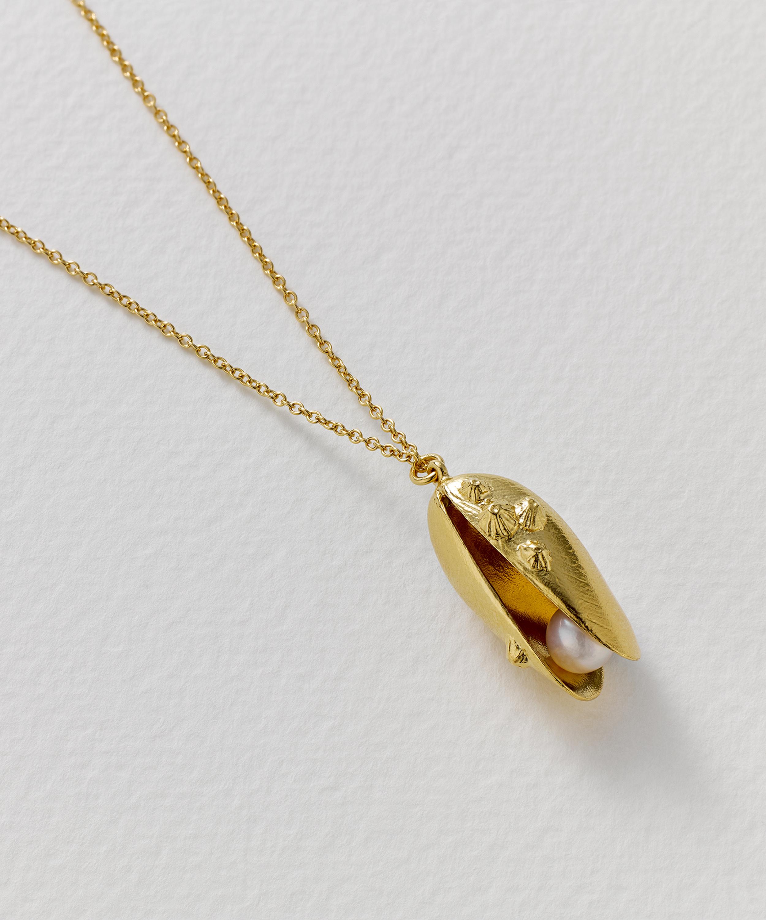 Alex Monroe - 22ct Gold-Plated Mussel & Pearl Necklace image number 2
