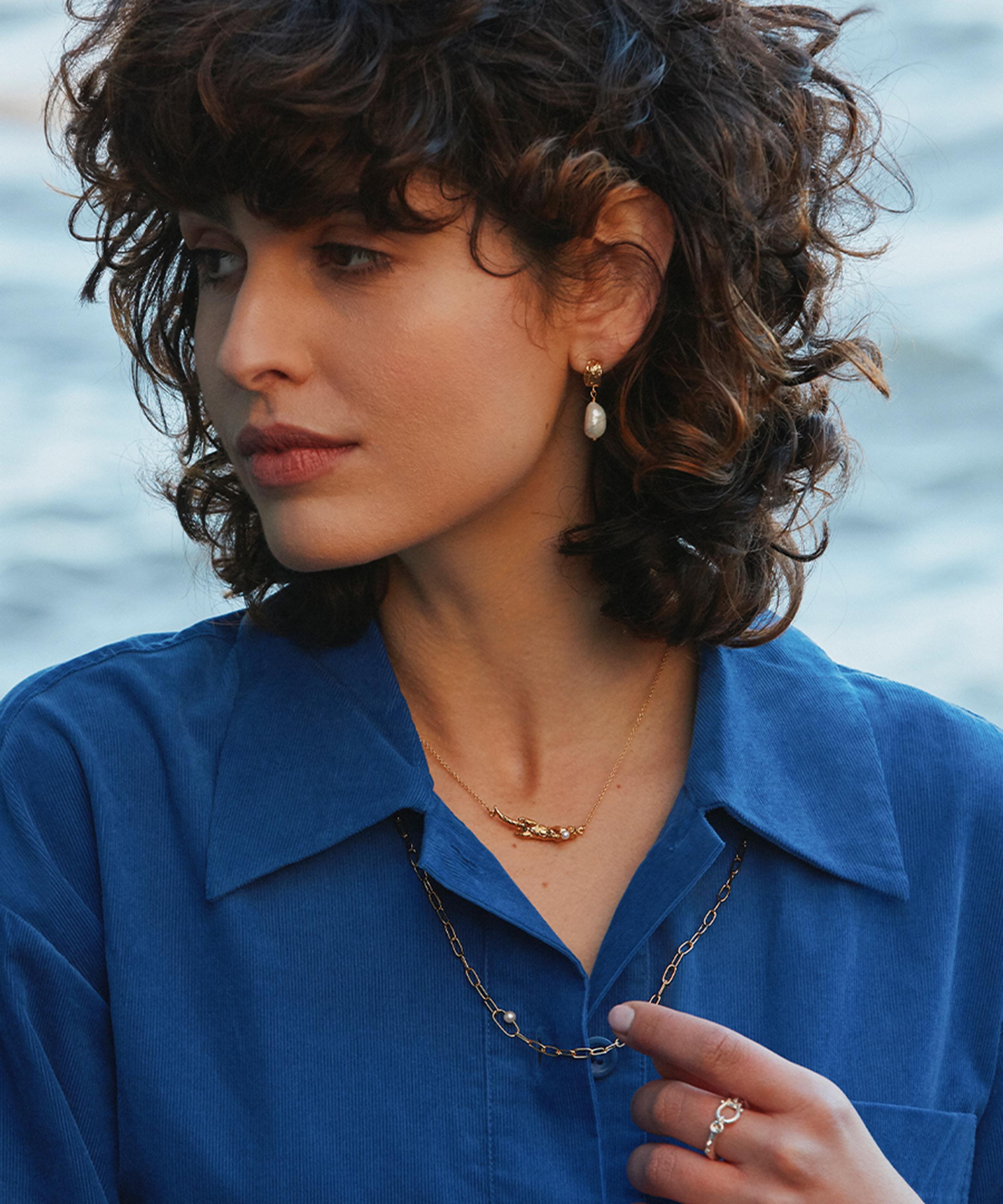 Alex Monroe - 22ct Gold-Plated Otter & Pearl Inline Necklace image number 1