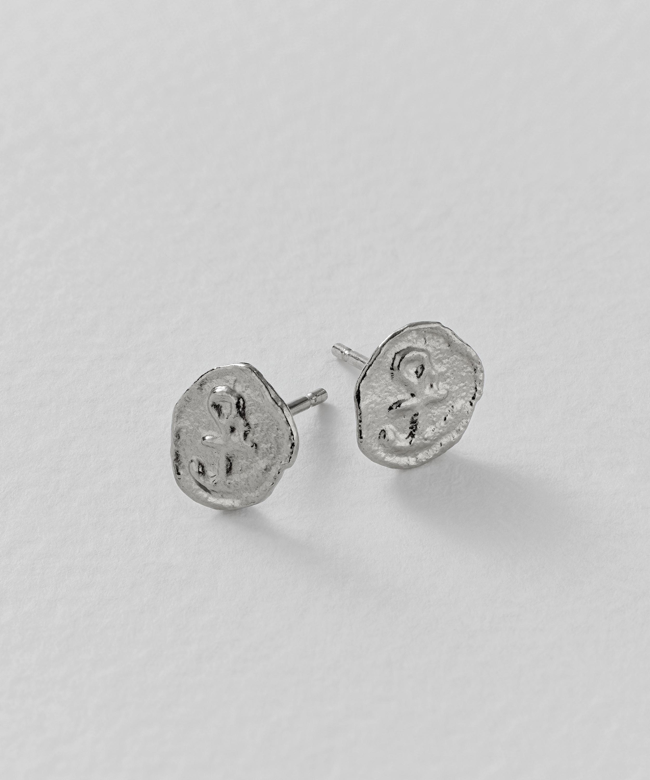Alex Monroe - Sterling Silver Mudlarked Anchor Token Stud Earrings image number 2