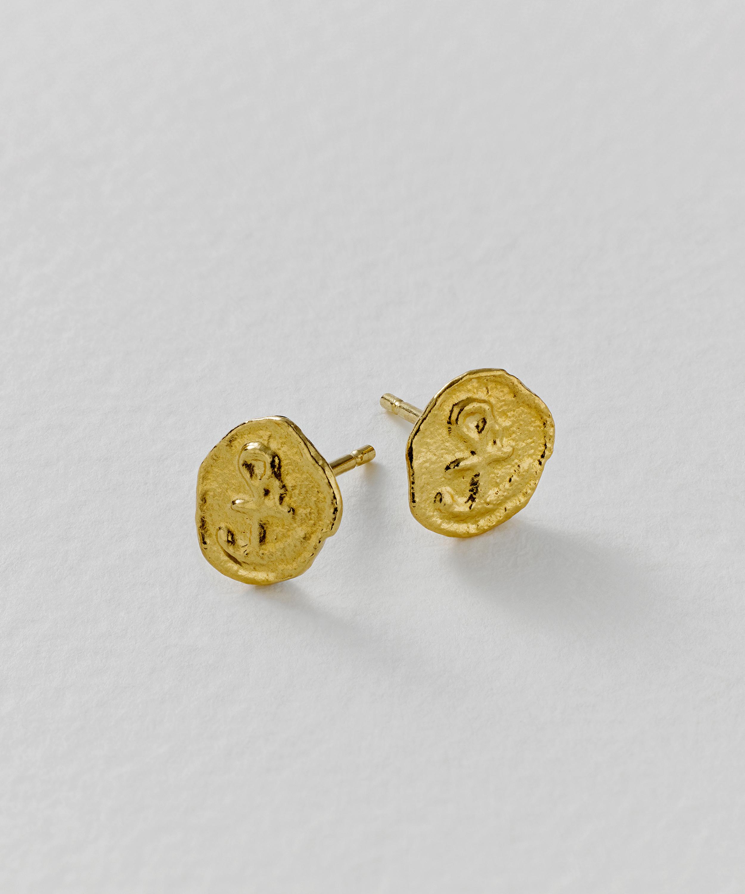 Alex Monroe - 22ct Gold-Plated Mudlarked Anchor Token Stud Earrings image number 2