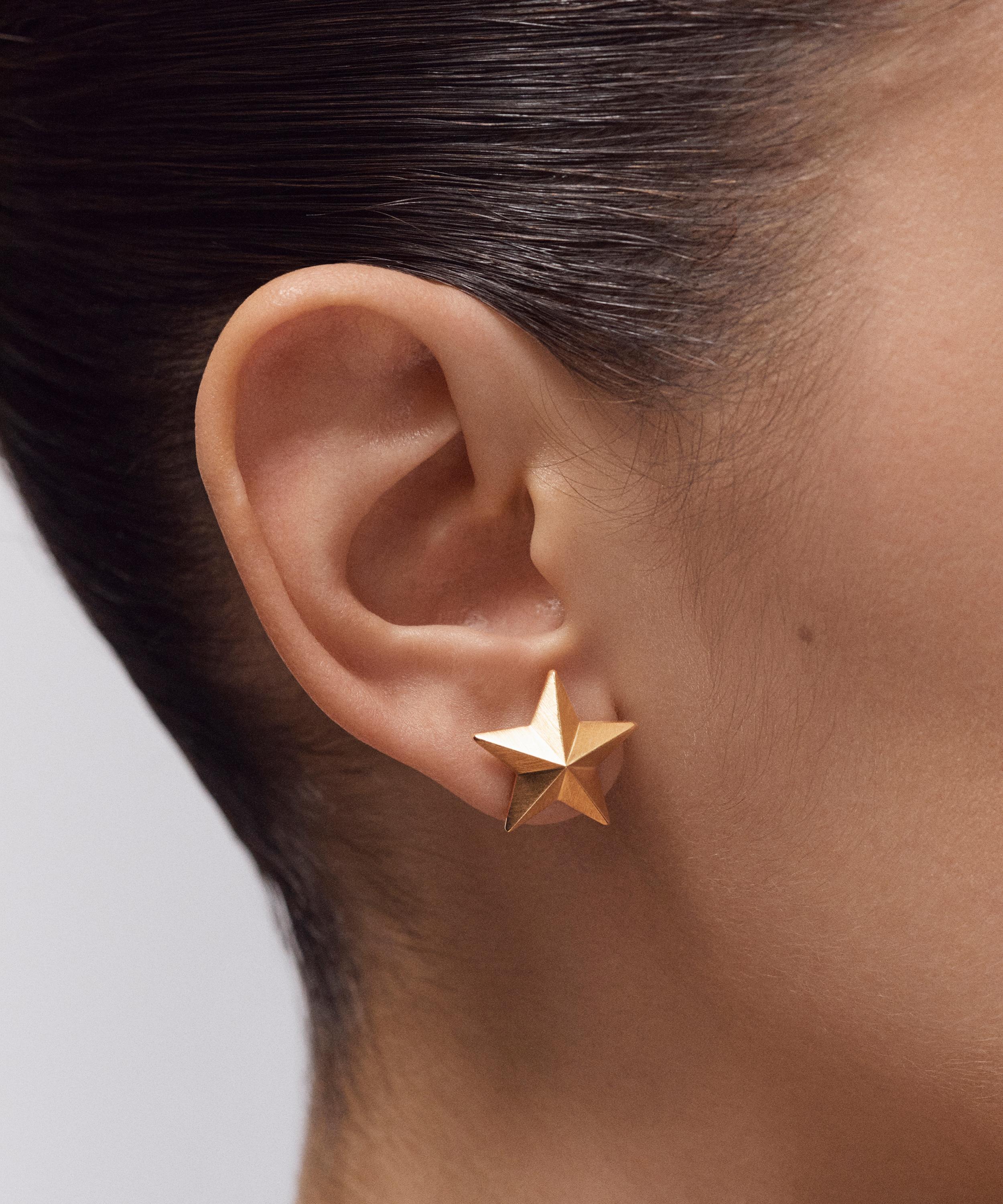 Marie Lichtenberg - 18ct Gold Star Single Stud Earring image number 1