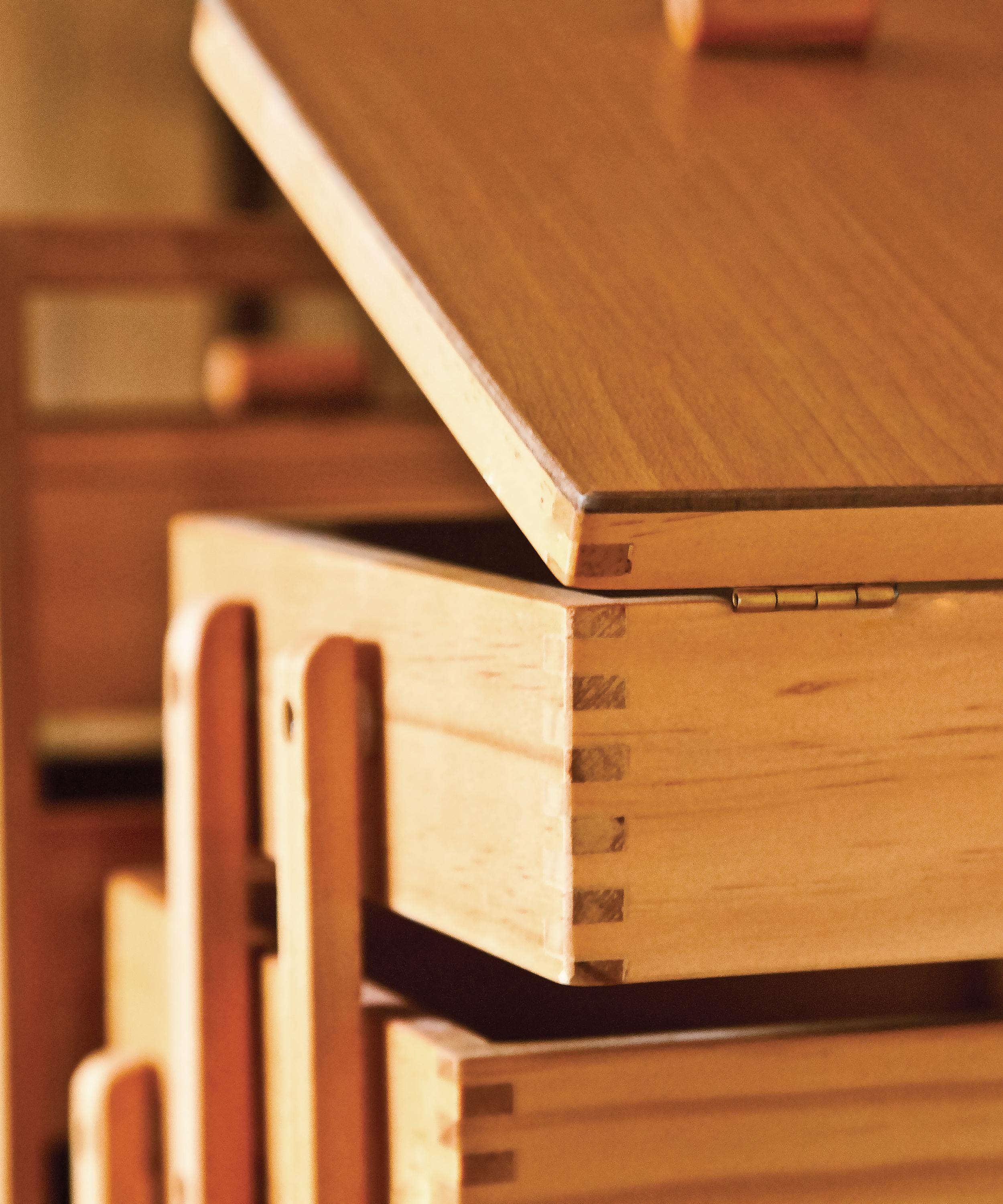 Groves - 3-Tier Cantilever Wooden Sewing Box with Legs image number 2