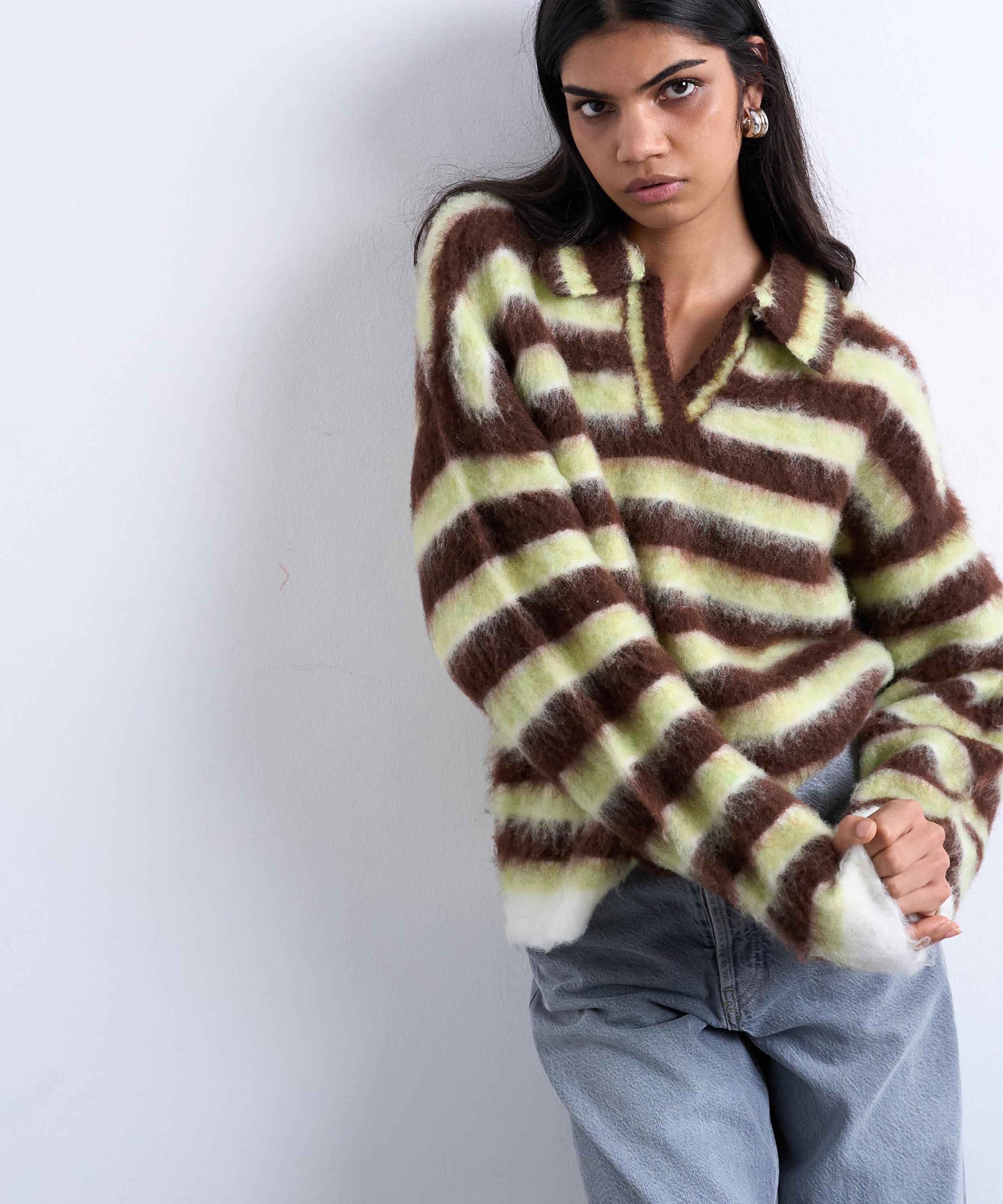 TOPSHOP - Knitted V Neck Fluffy Polo Jumper