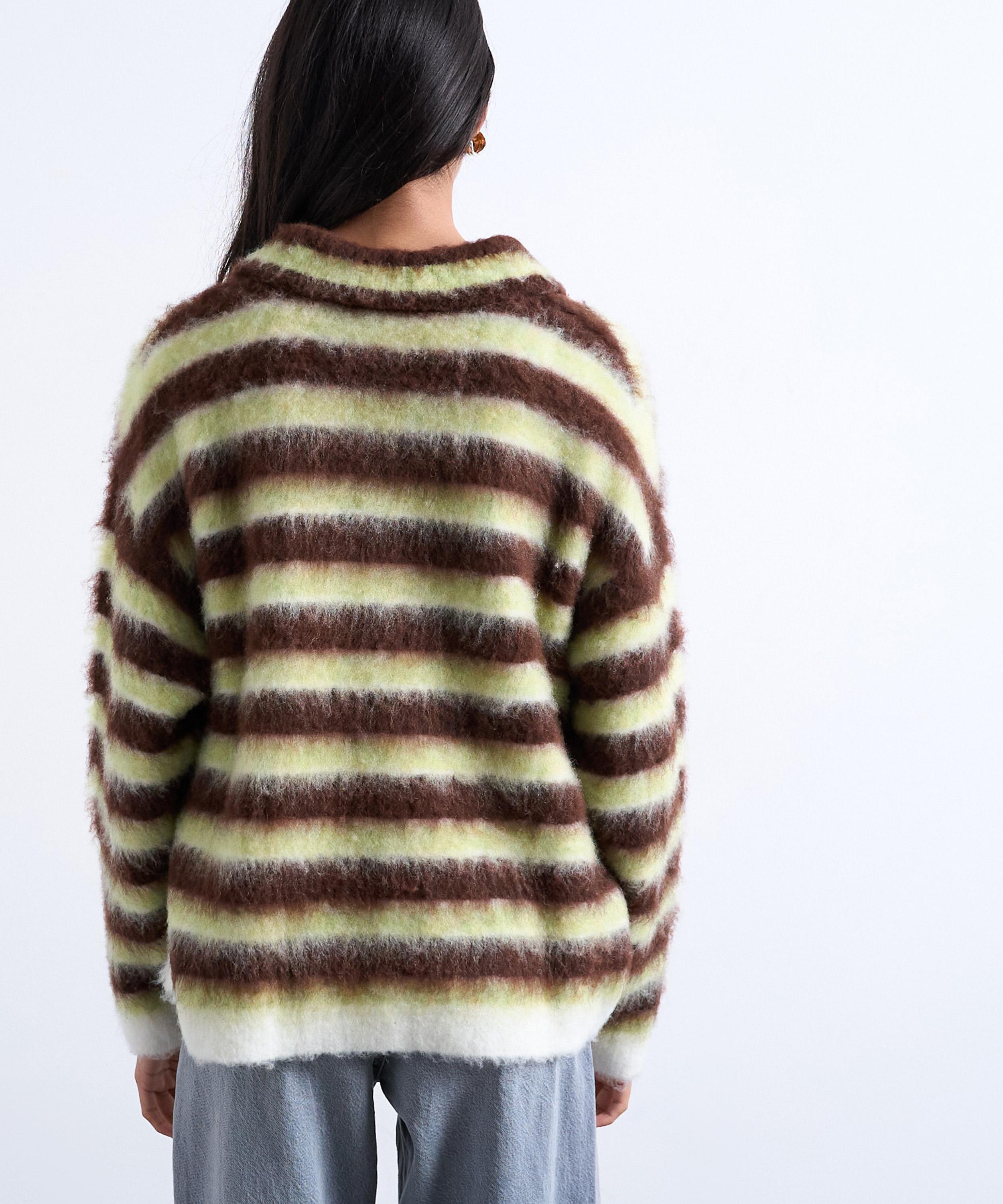 TOPSHOP - Knitted V Neck Fluffy Polo Jumper image number 3