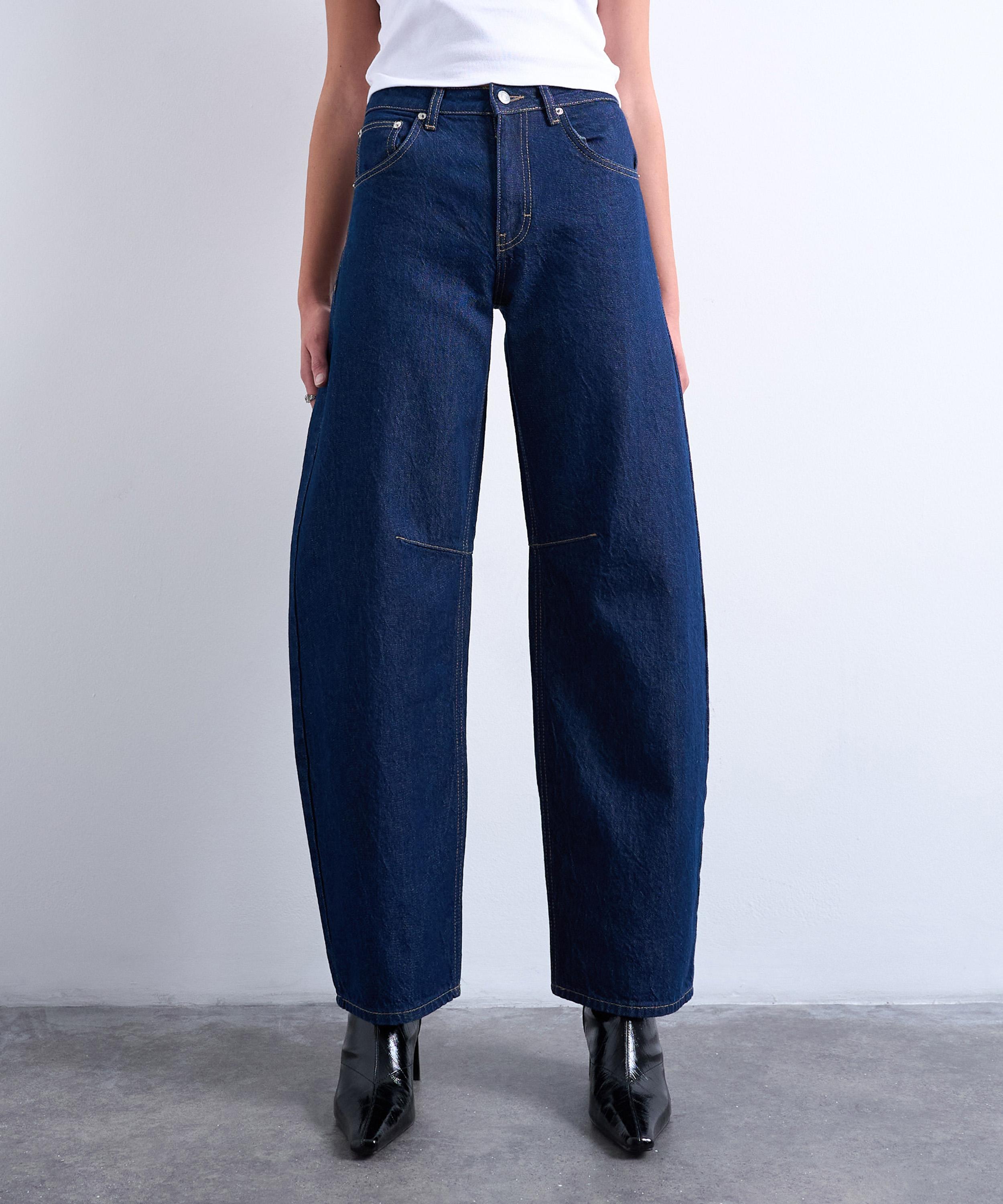 TOPSHOP - Indigo Rinse Barrel Mid Rise Jeans image number 2