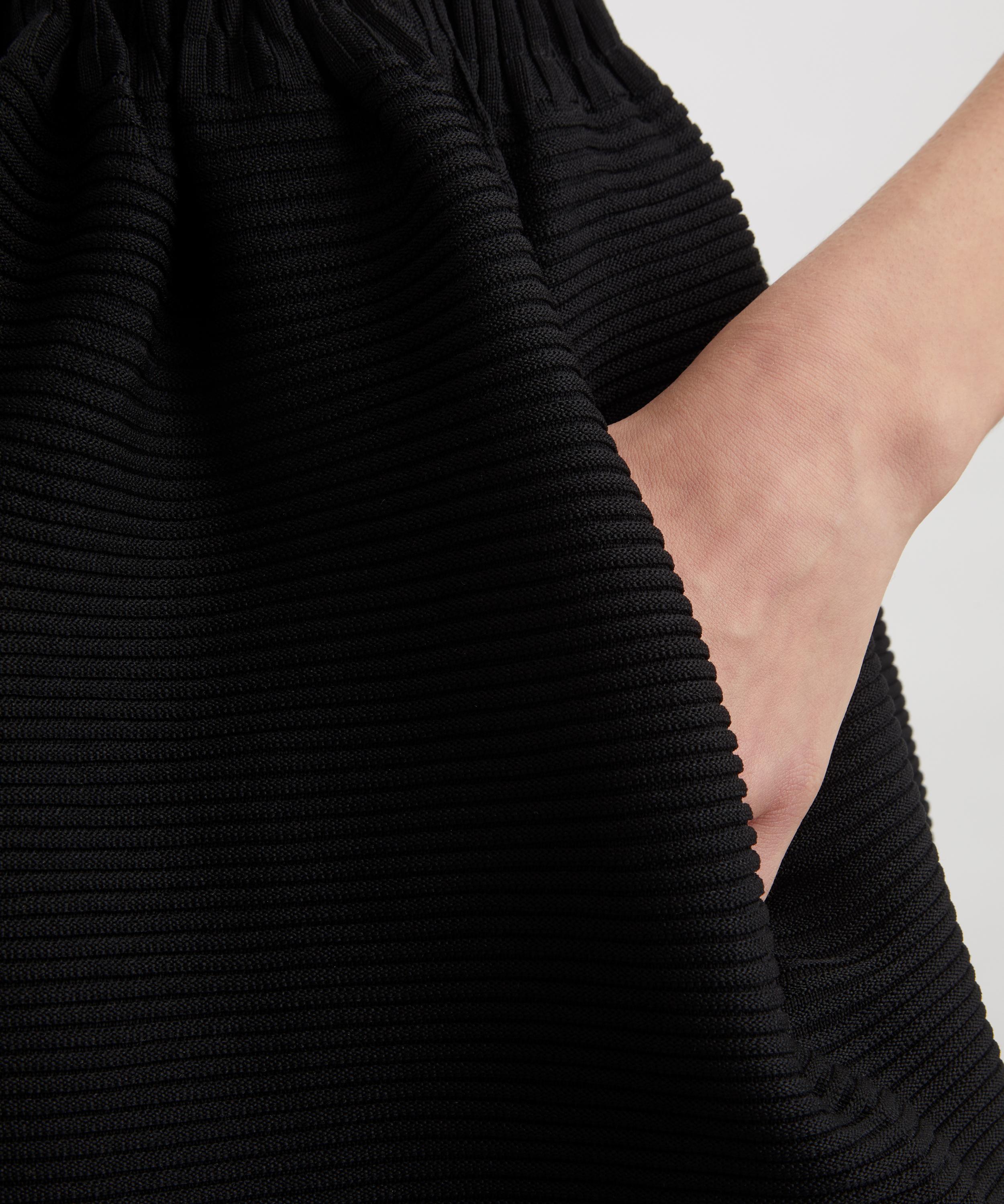 Issey Miyake - Black MOVING KNIT Midi Skirt image number 4
