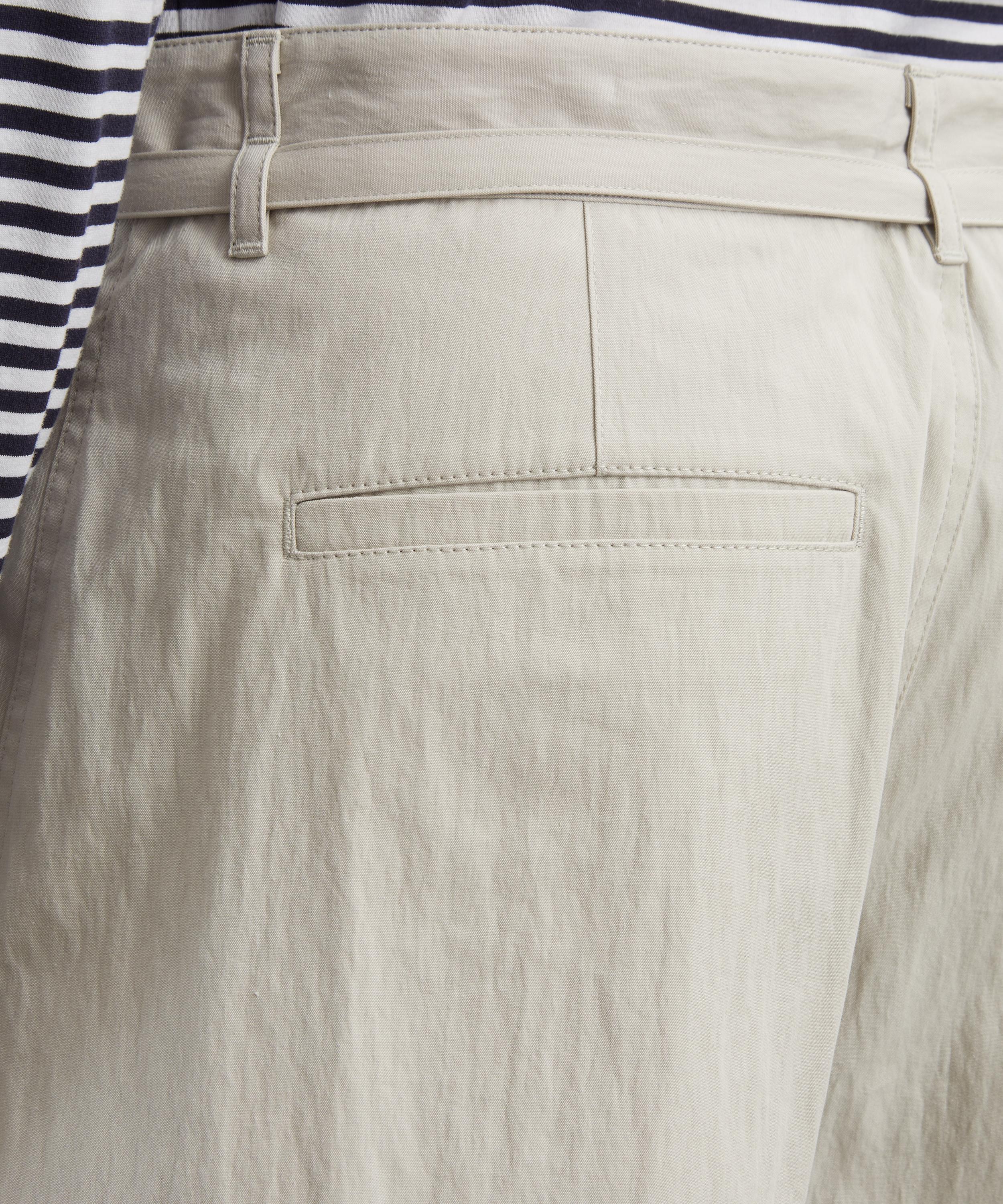 Le17septembre - Light Grey Belted Curved Shorts image number 4