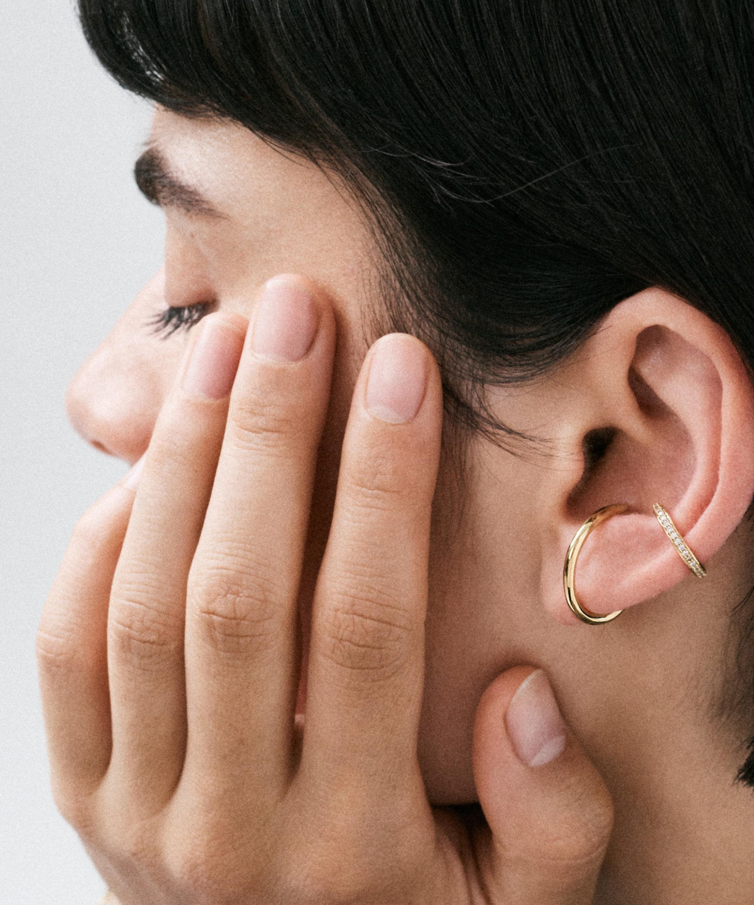 Otiumberg - 14ct Gold-Plated Vermeil Silver Pavé Sonder Ear Cuff image number 2