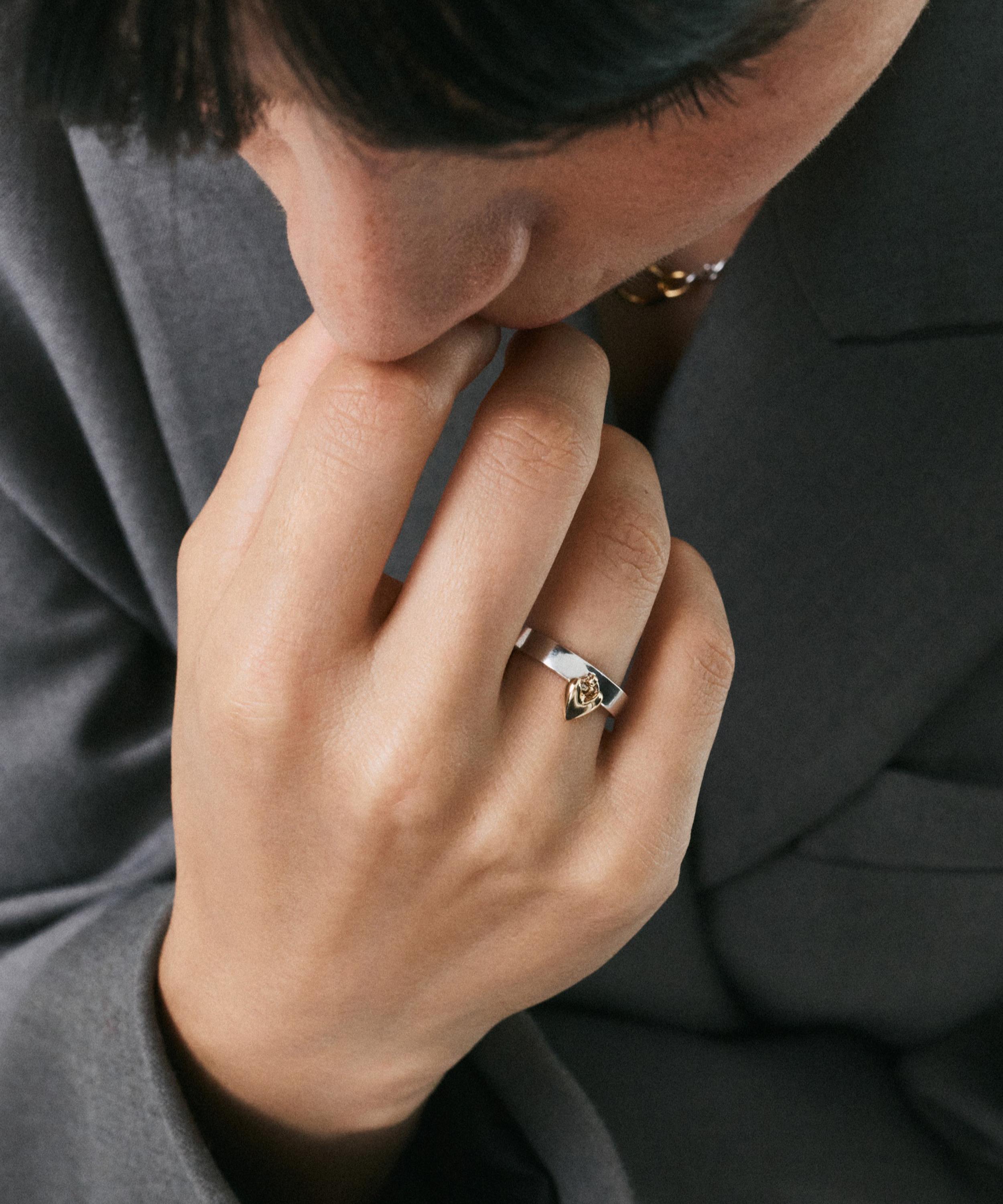 Otiumberg - Mixed Metal Heart Knocker Ring image number 1