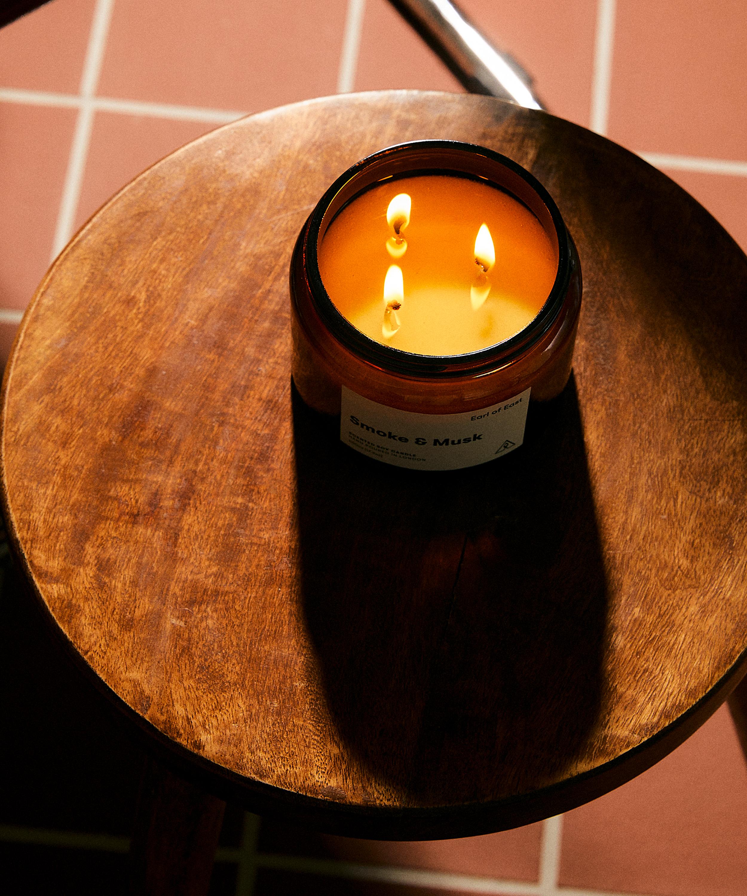 Earl of East - Smoke and Musk Soy Wax Candle 500ml image number 3