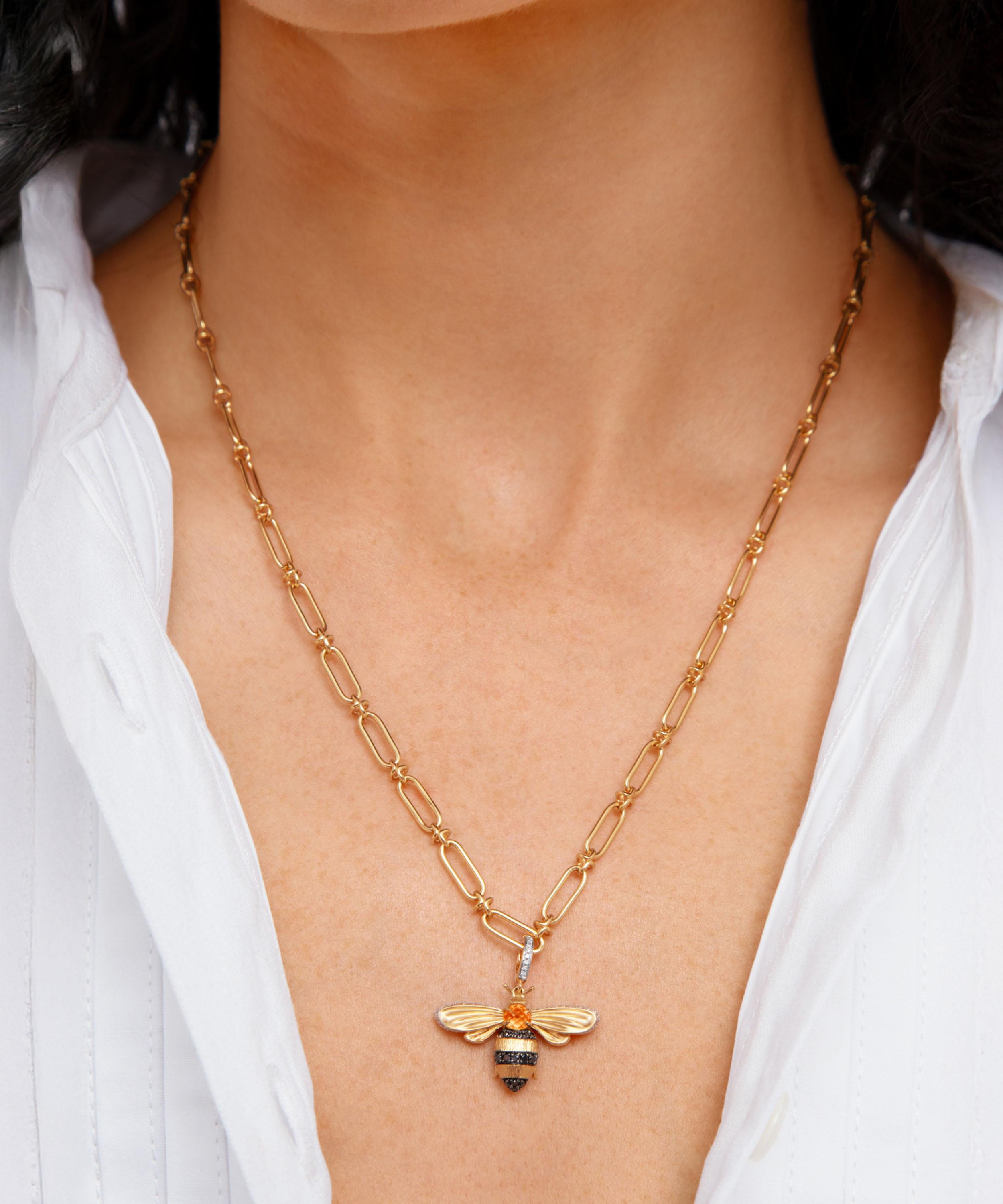 Annoushka - 18ct Gold Mythology Bee Charm Pendant image number 1